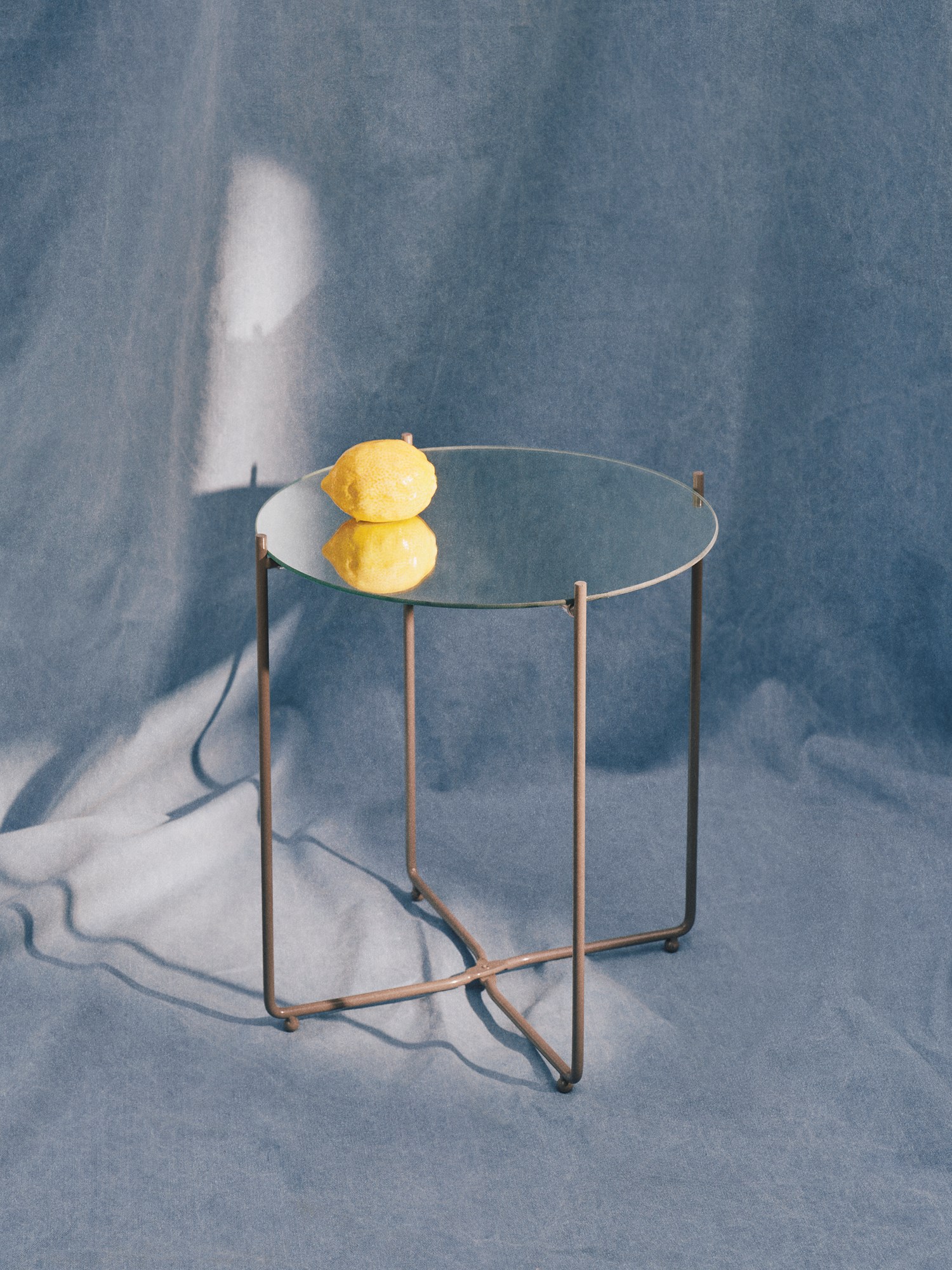 Side table Glass/iron. Ø42 x 47.5 cm.