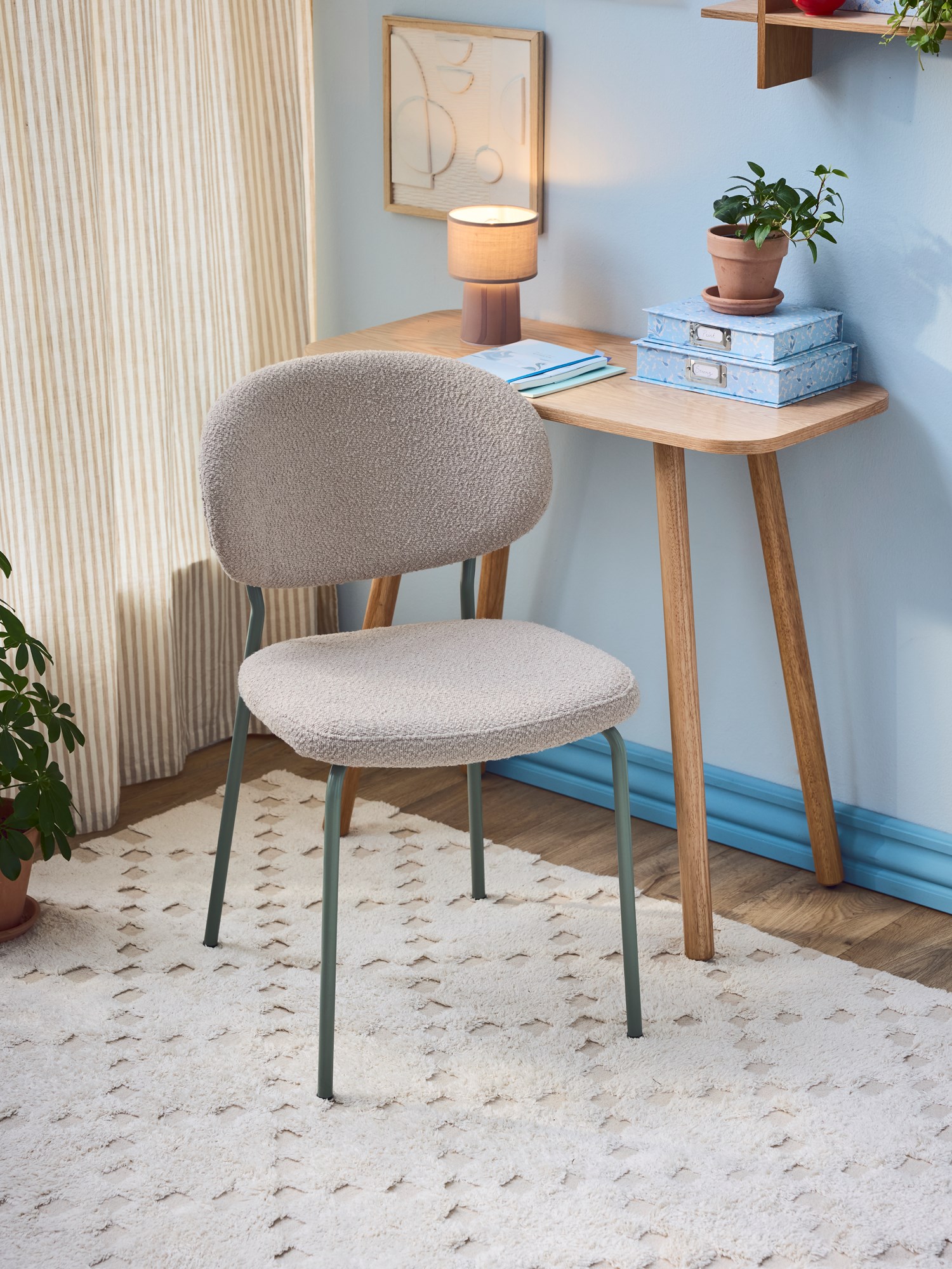 Chair with bouclé fabric 47 x 43.5 x 87.5 cm.