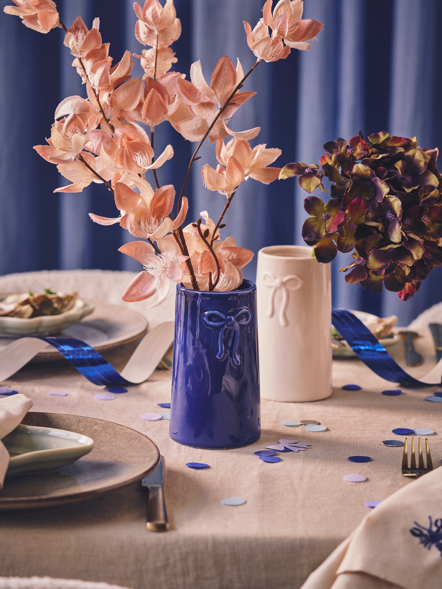 Vase Porcelain. 8.2 x 7.2 x 14.2 cm.