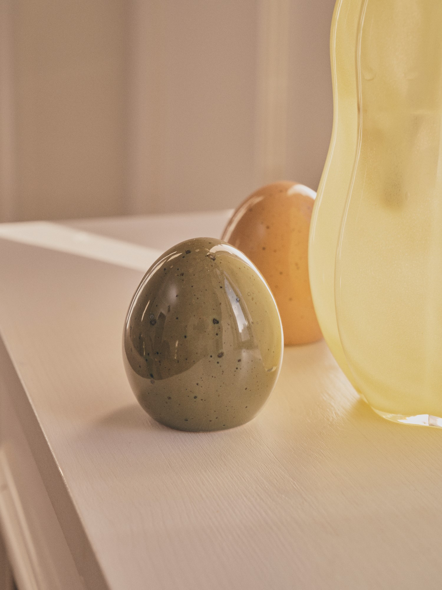 Decorative egg Porcelain. Ø7 x 8 cm.