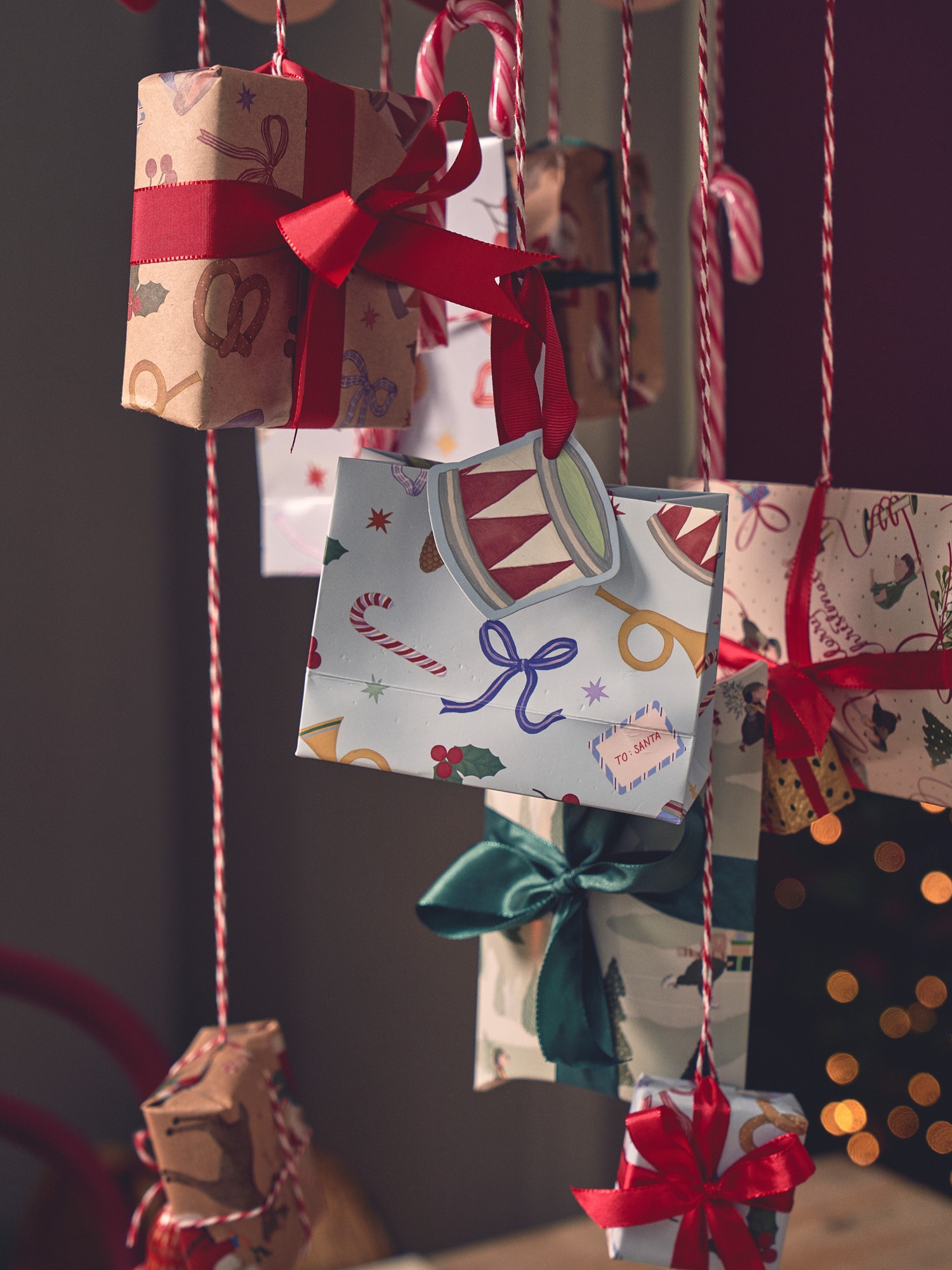 Gift bag Paper. 13 x 10 x 5.5 cm.