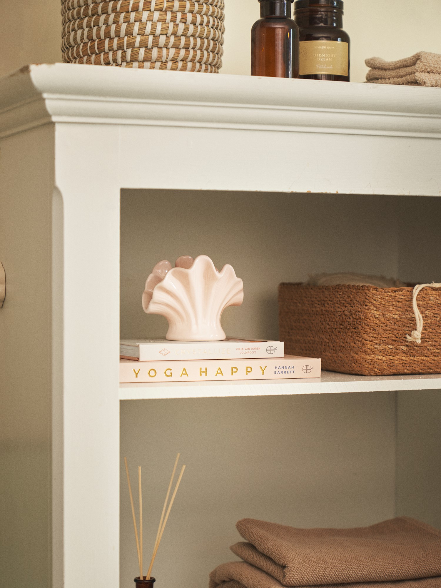 Tealight holder Dolomite. 12 x 9.5 x 10.5 cm.