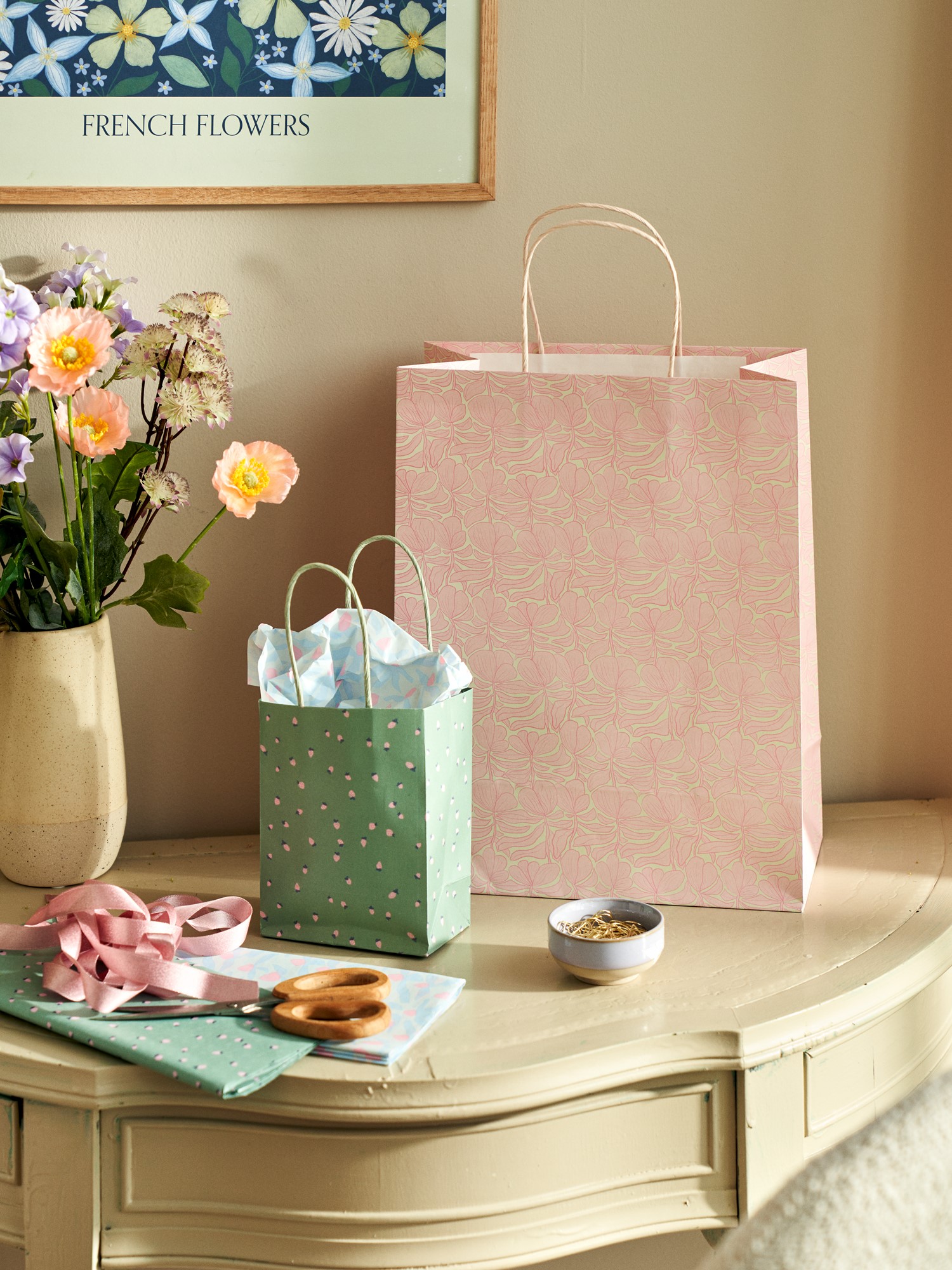 Gift bag Paper. 26.4 x 13.6 x 32.7 cm.