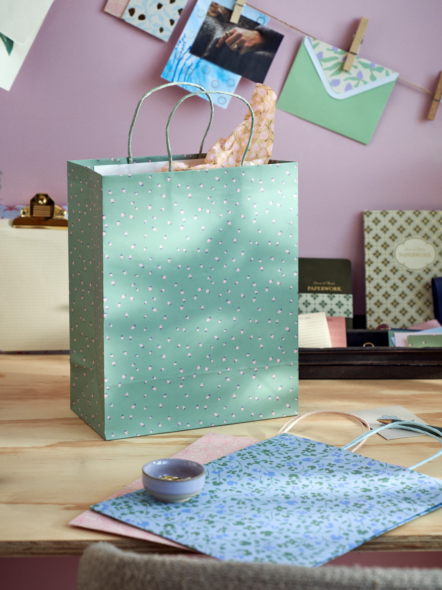 Gift bag Paper. 26.4 x 13.6 x 32.7 cm.