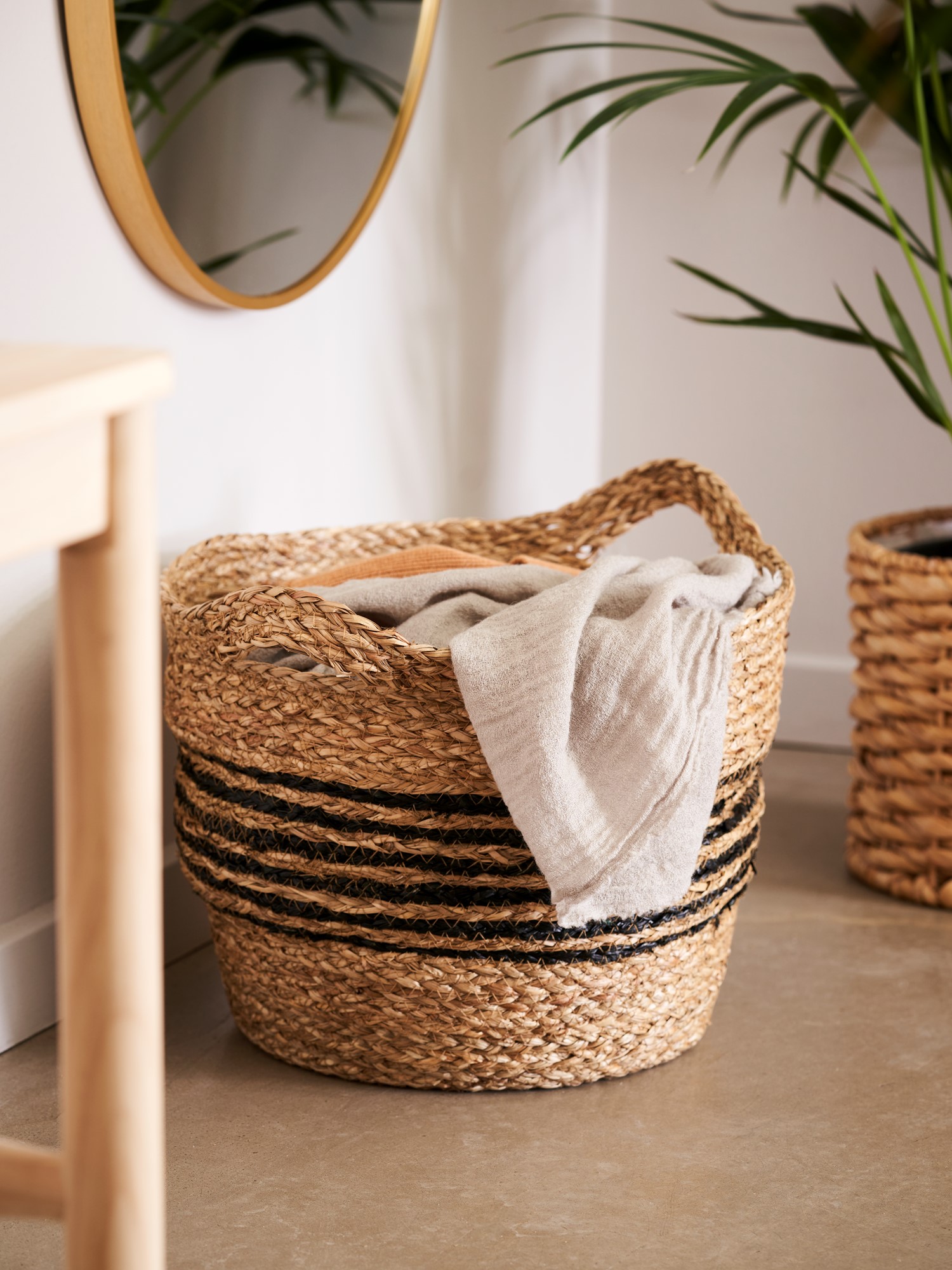 Basket with handles Cattail straw. 38 x 33 cm.