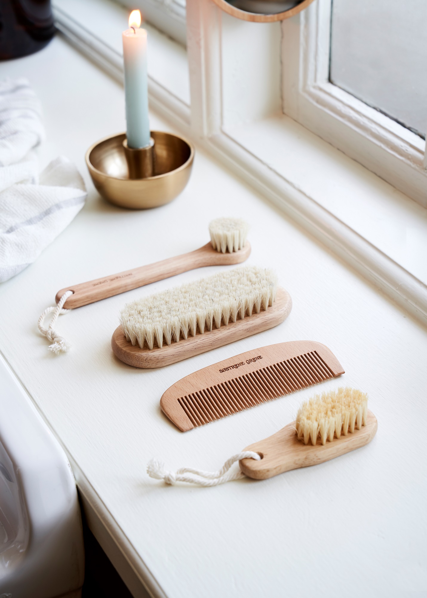 Face brush Rubber wood/horse hair. 18 x 3.9 cm.