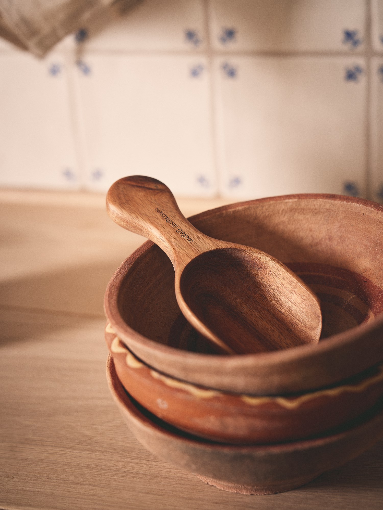 Scoop Acacia wood. 16.2 cm.