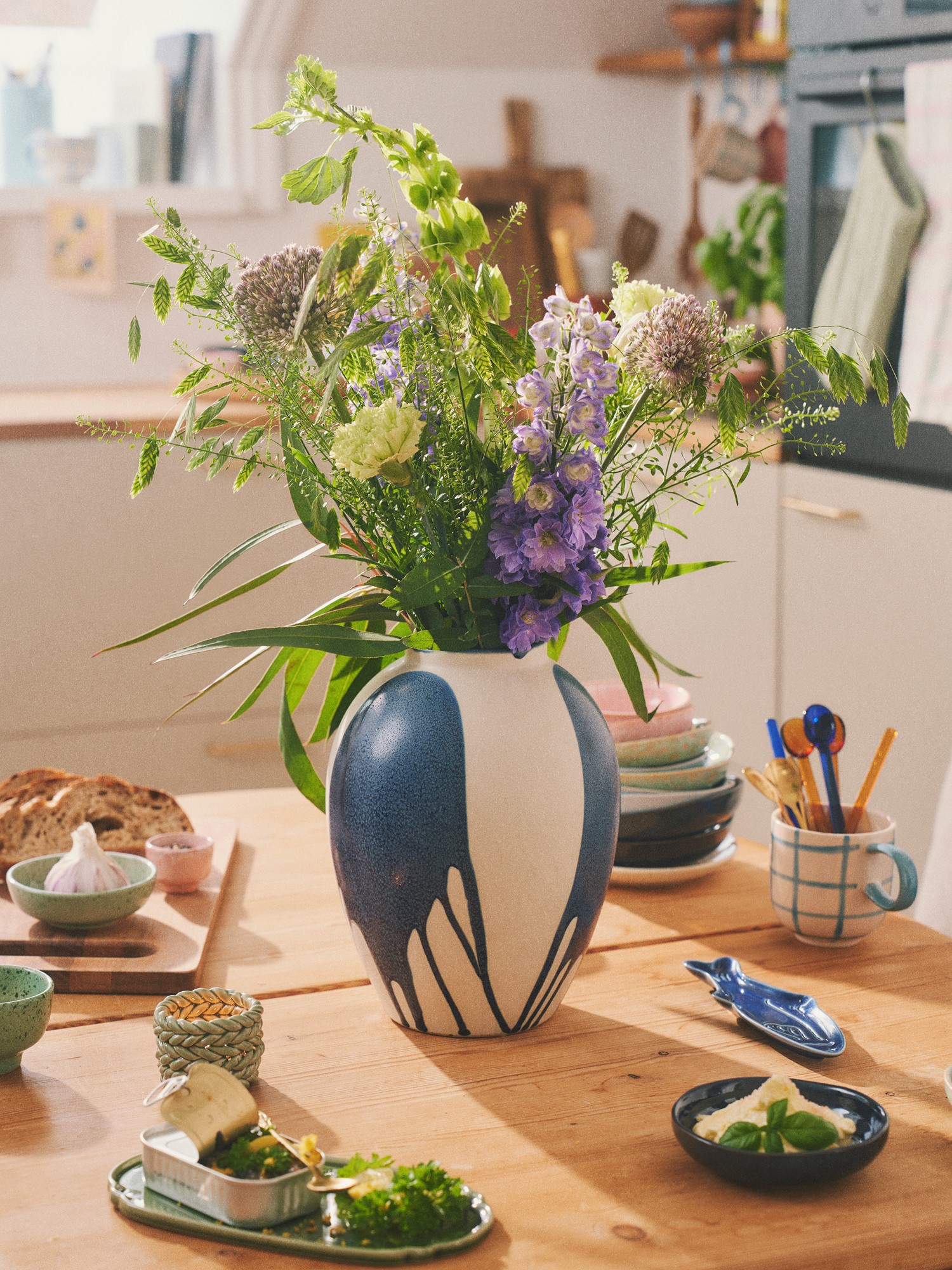 Vase Stoneware. 18.7 x 18.7 x 24.7 cm.