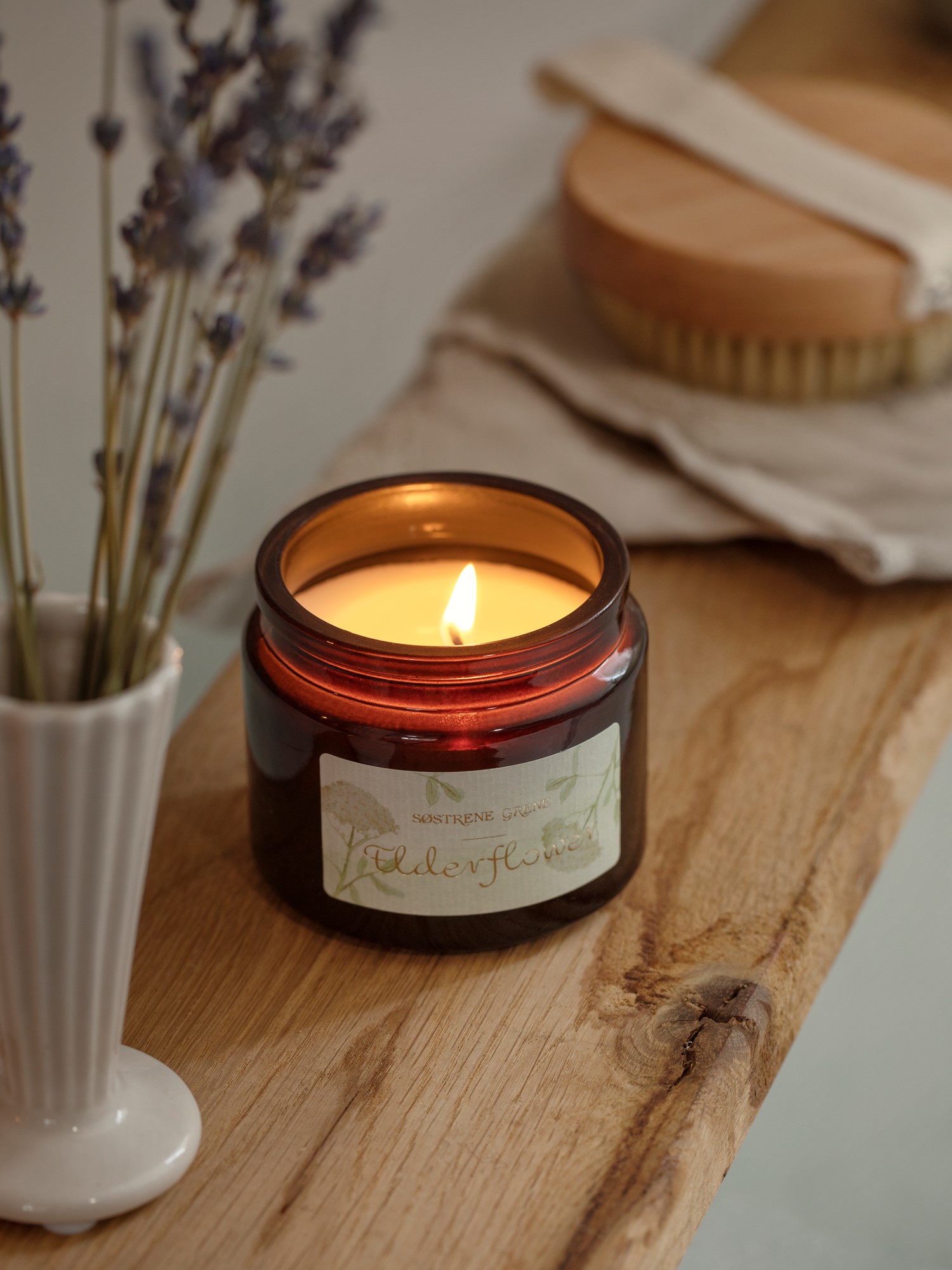 Scented candle Elderflower Rapeseed wax/scent/glass/bamboo. 30 hours.