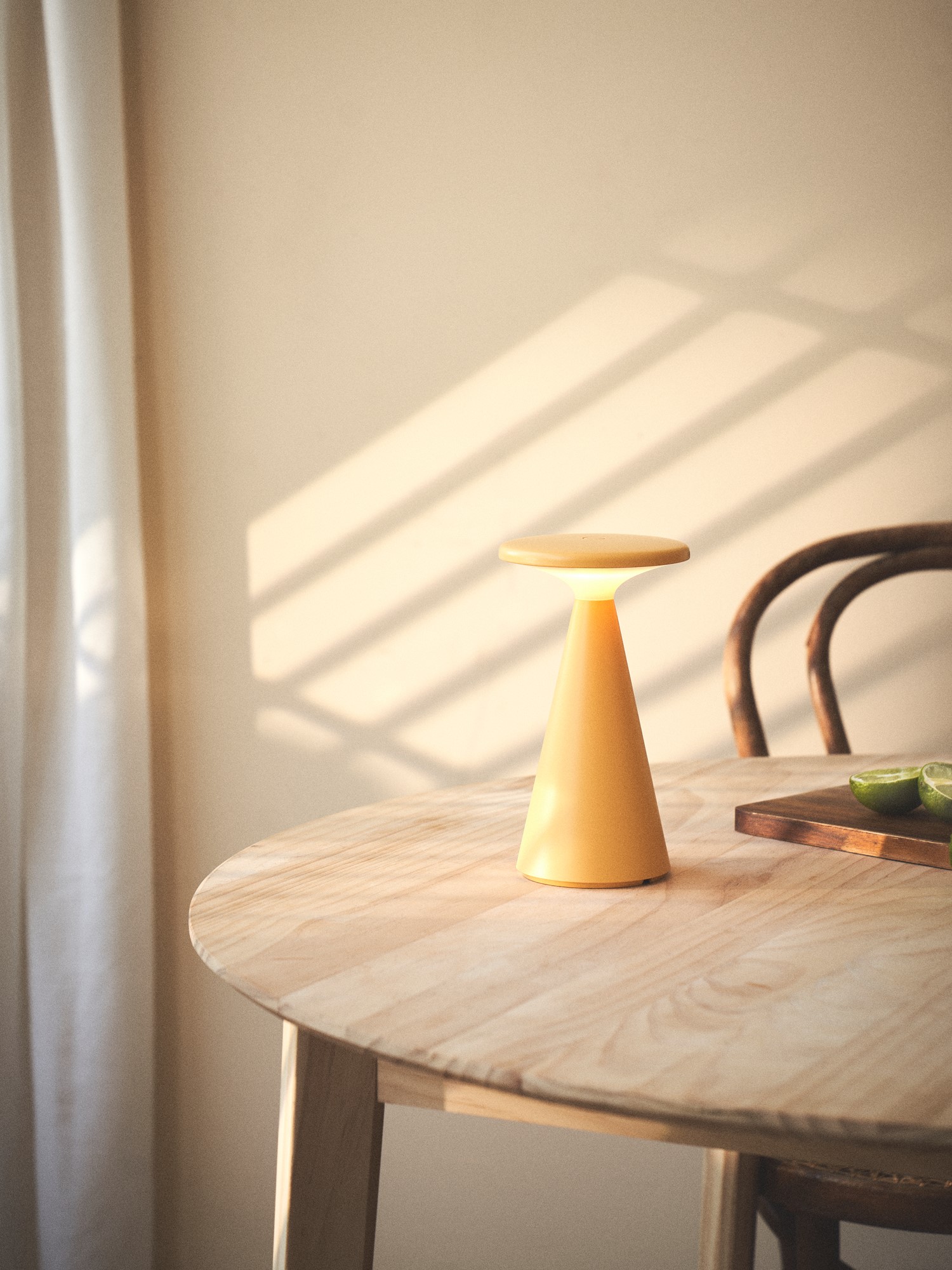 LED table lamp Ø11.5 x 9.4 x 20.3 cm.