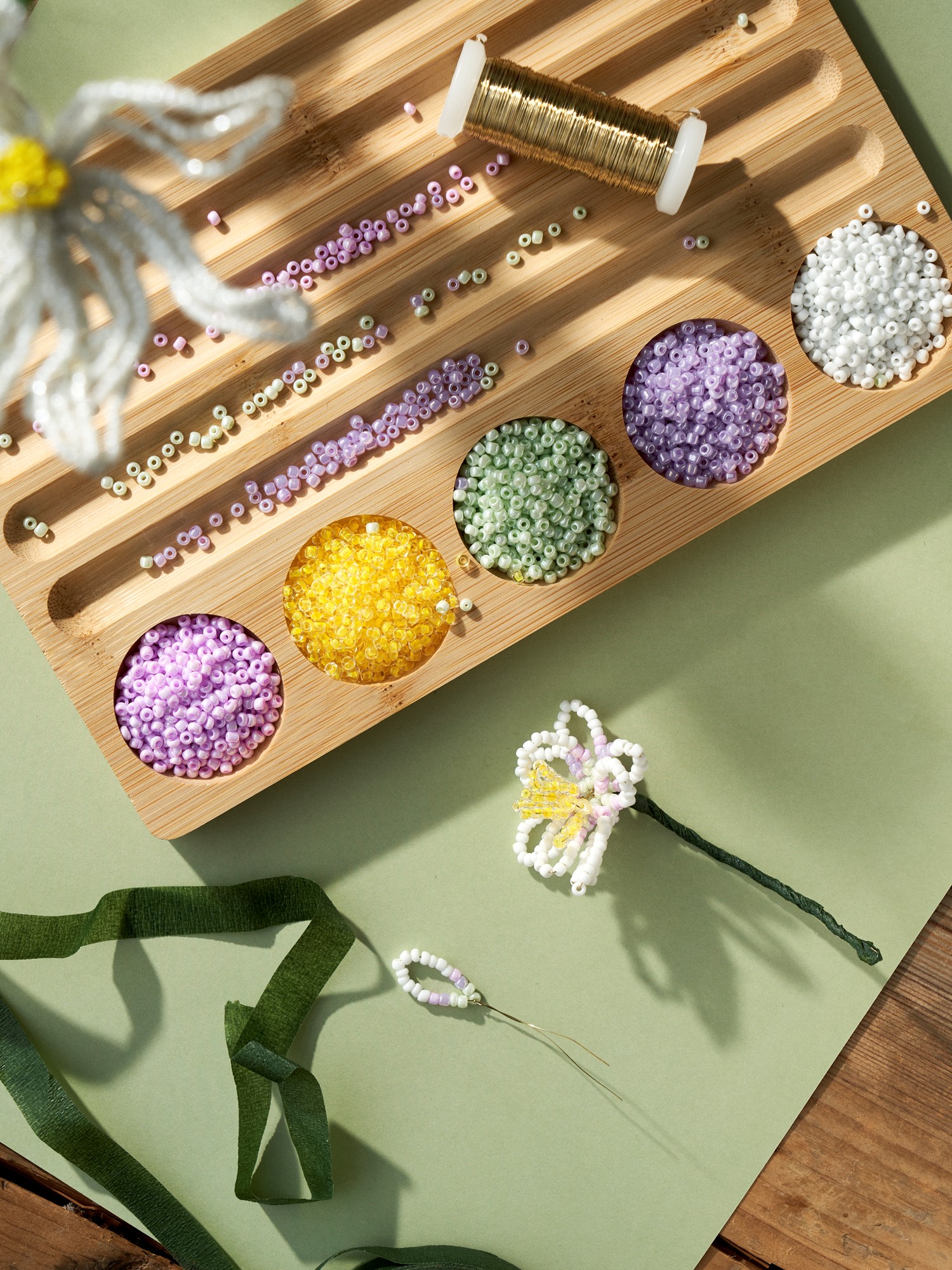 Bead board Bamboo. 23 x 15 x 1.5 cm.