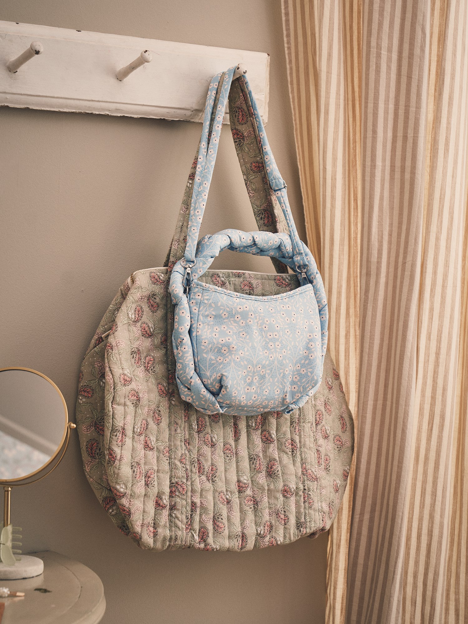 Handbag 28 x 13 x 13 cm.