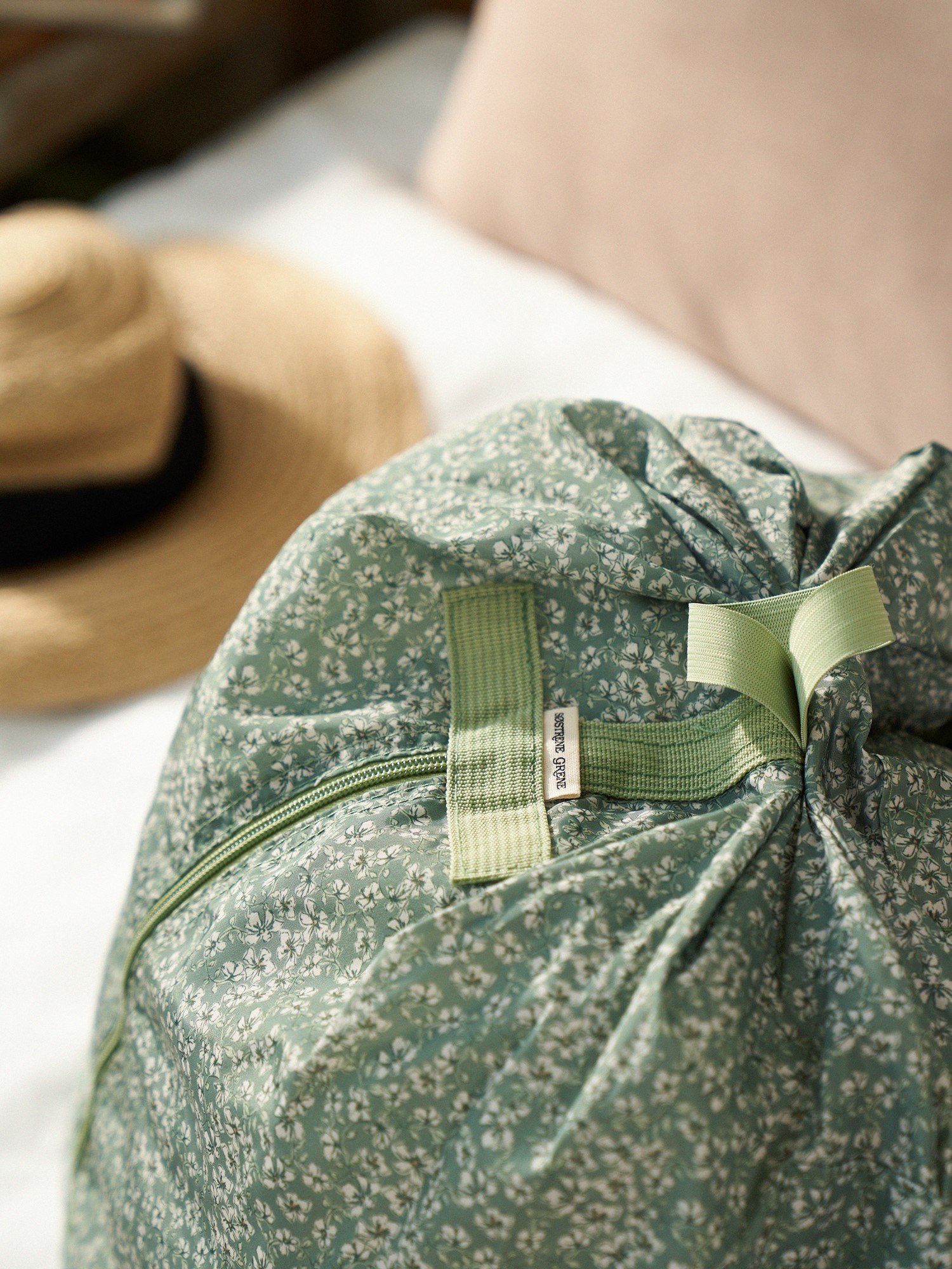 Foldable backpack Polyester. 33 x 42 x 22/15 x 10 cm.