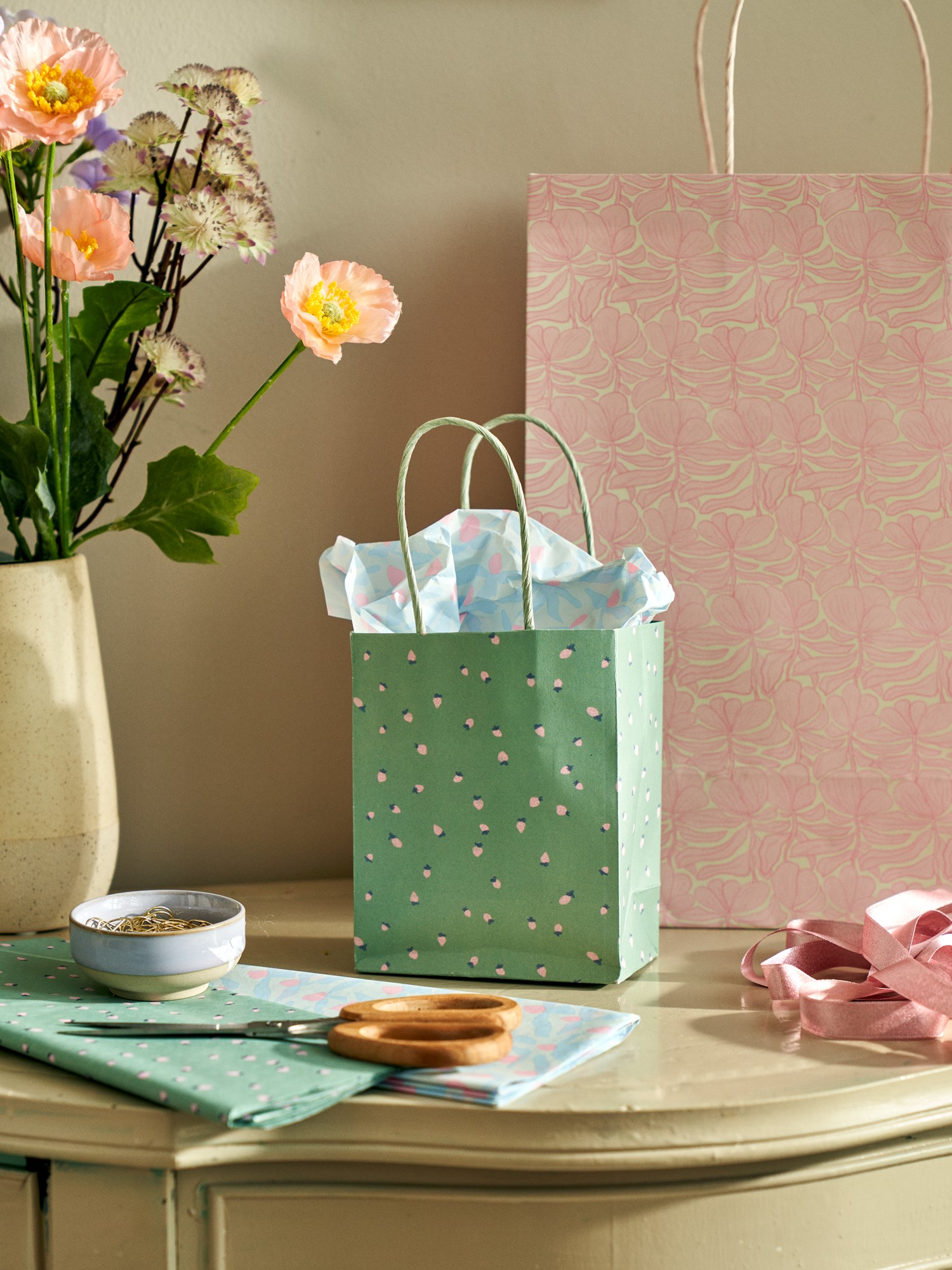Gift bag Paper. 11.4 x 6.4 x 14.6 cm.
