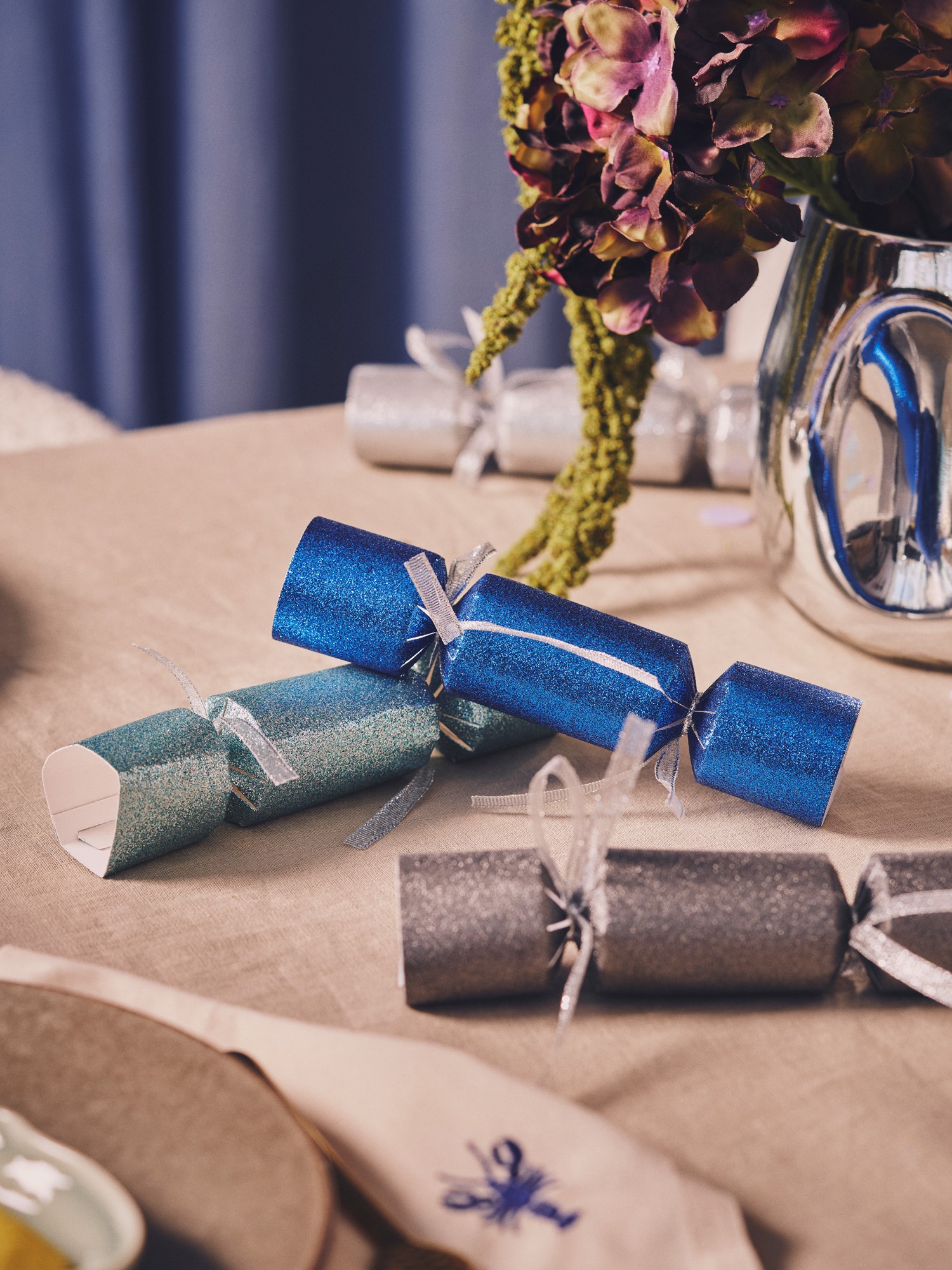 Decorative party crackers Paper. 4 x 15 cm. 6 pcs.