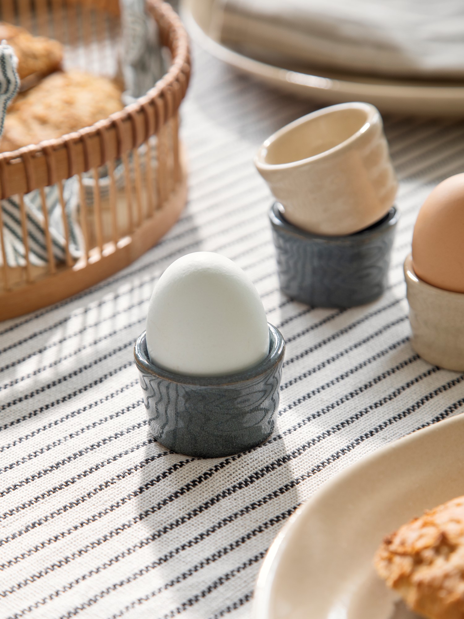 Egg cup Stoneware. 5 x 3.5 cm.