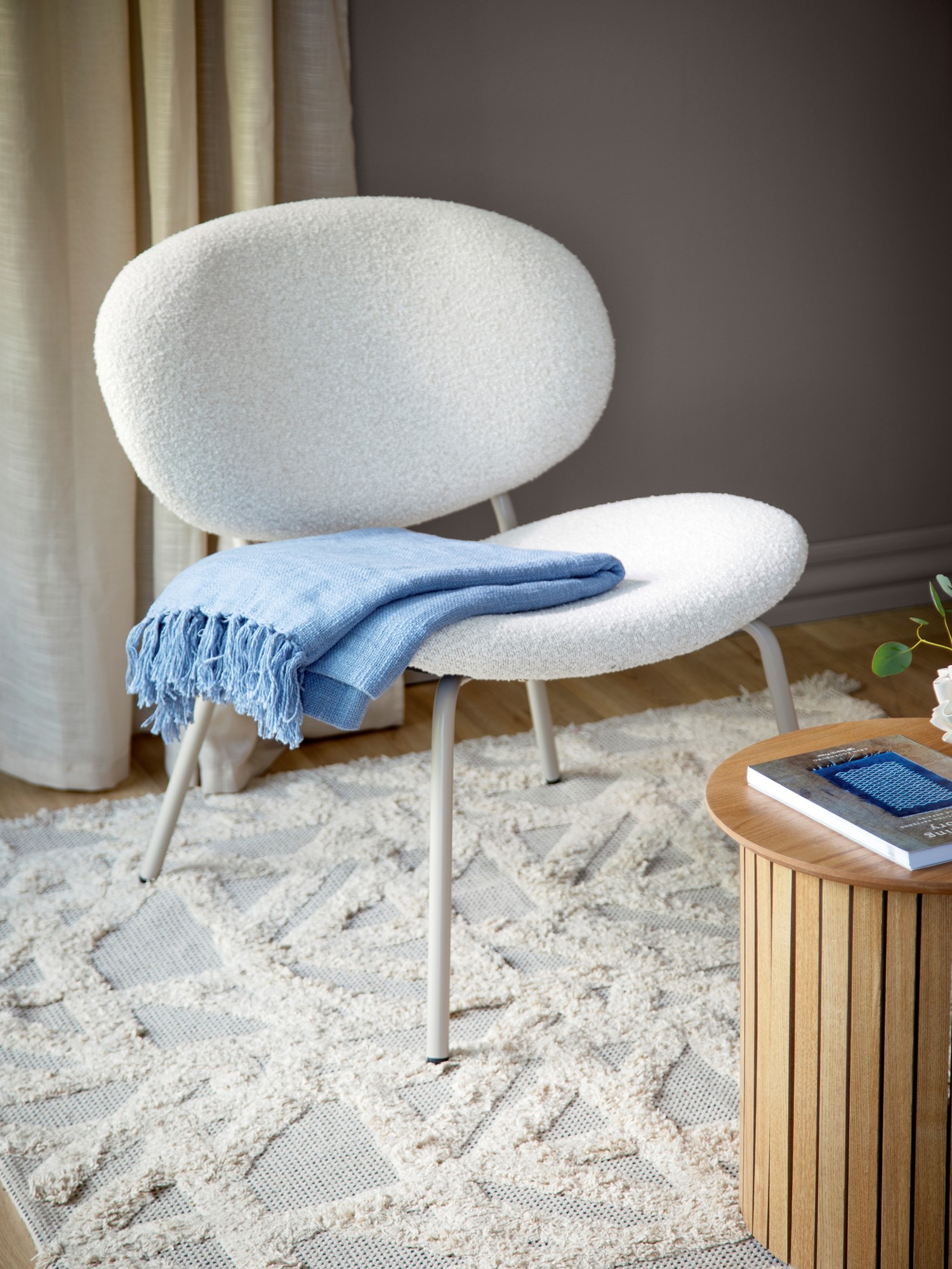 Lounge chair with bouclé fabric 67 x 78.5 x 75.5 cm.