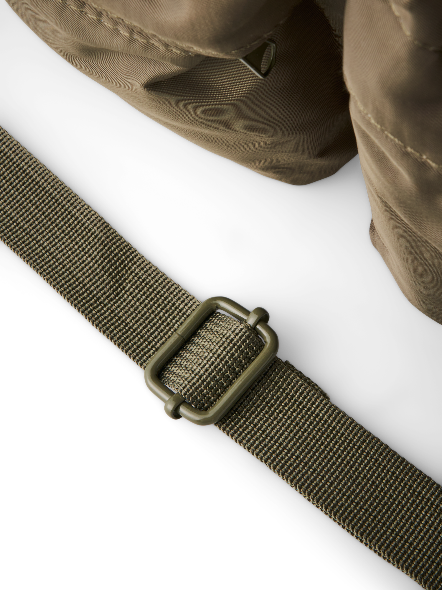 Crossbody bag 29 x 21 x 7.5 cm.