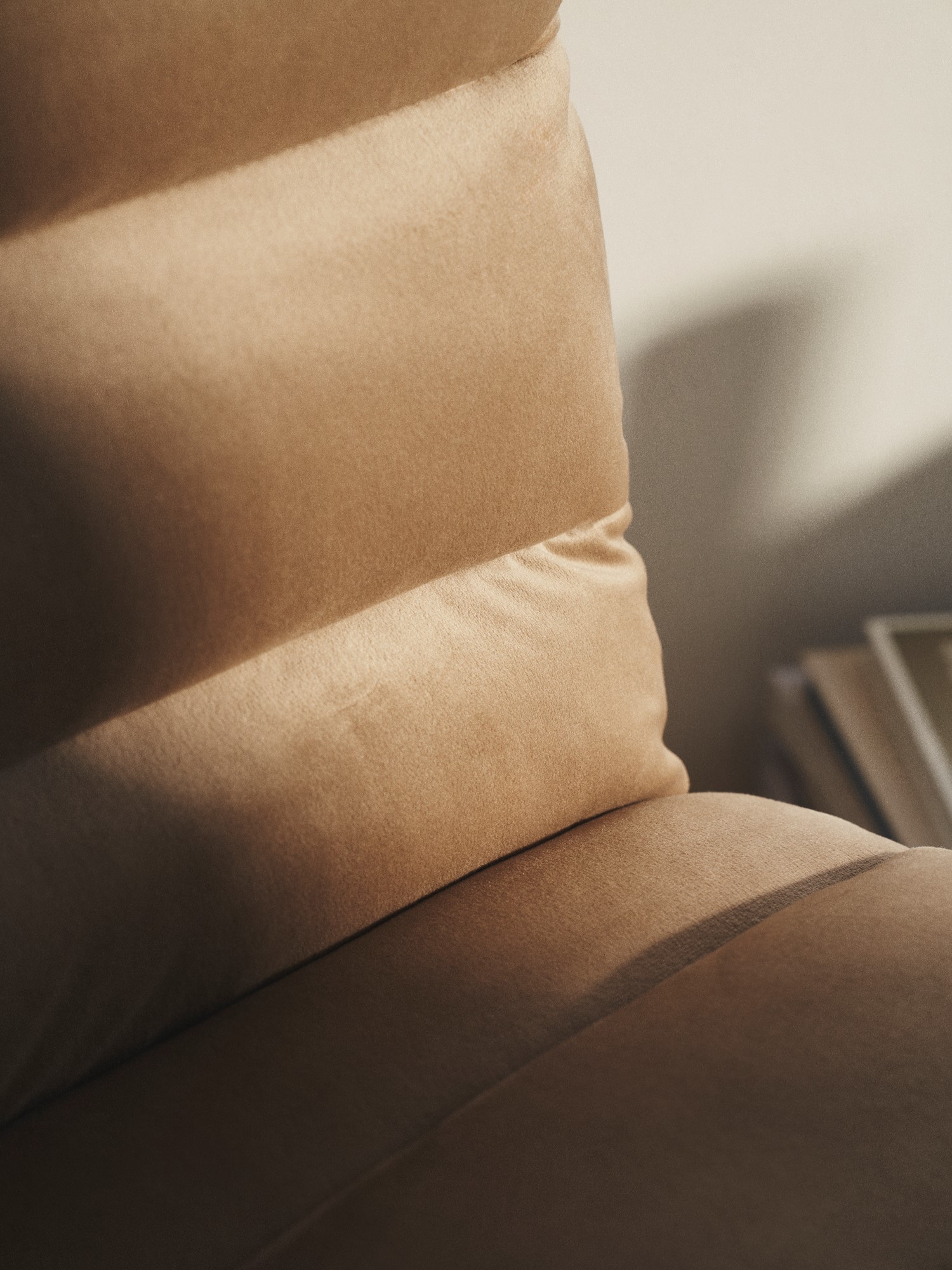 Lounge chair 55 x 61.4 x 53.9 cm. Removable cushions.