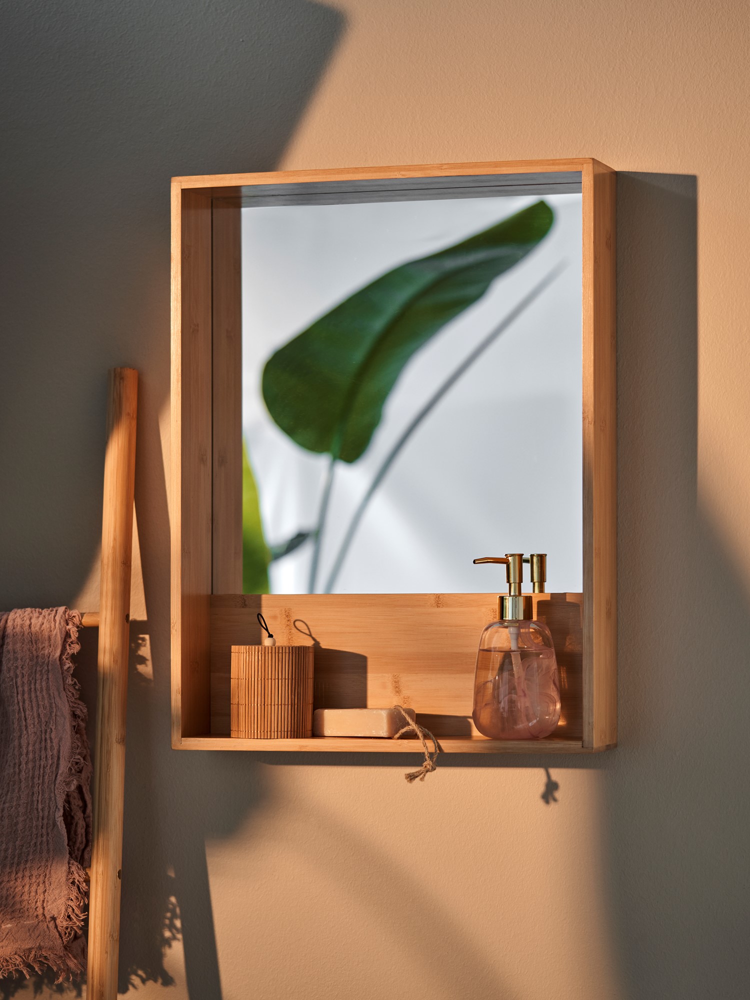 Shelf with mirror Bamboo. 41 x 10 x 55 cm.