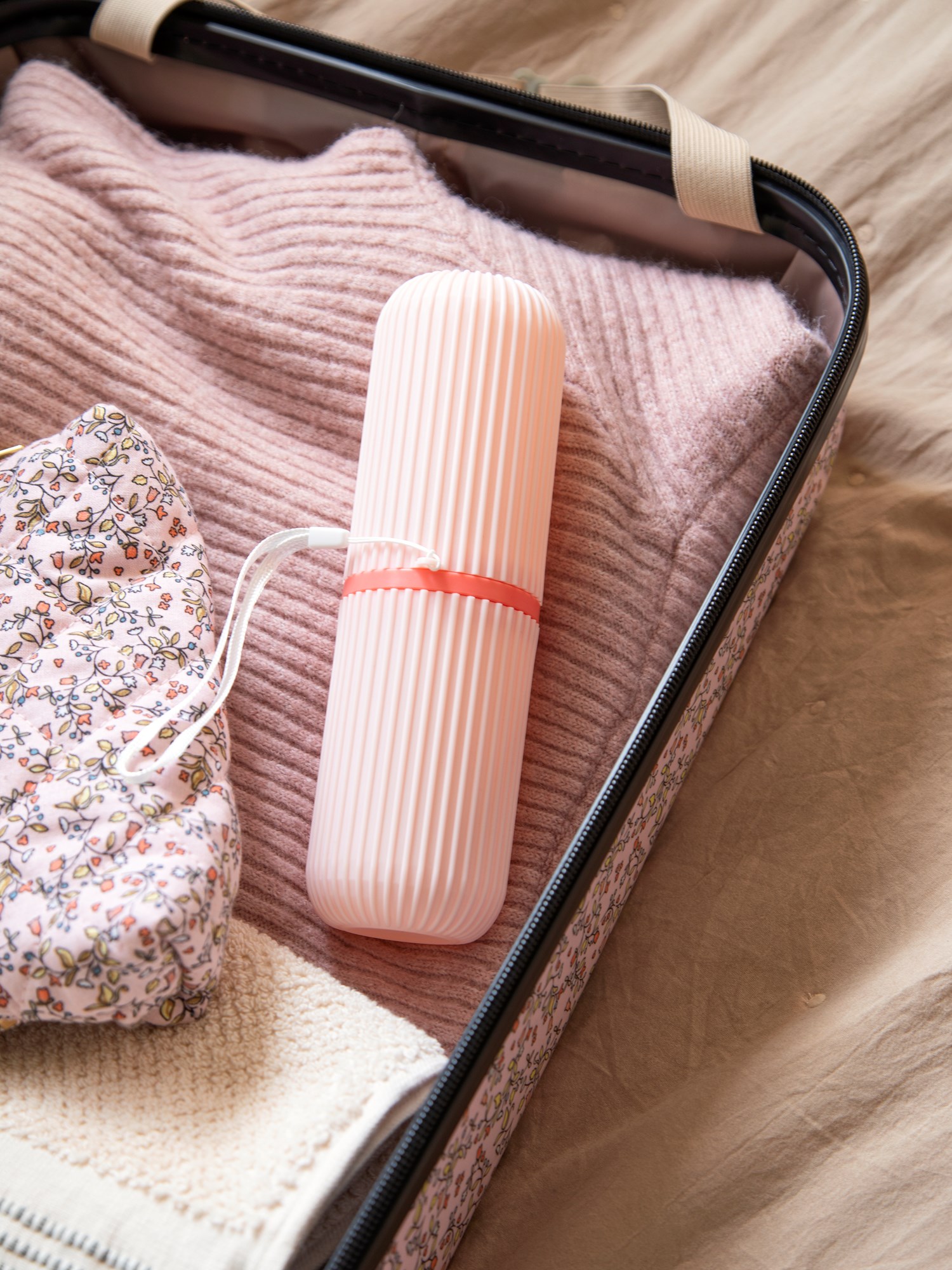 Travel toothbrush holder Polypropylene/polyester. Ø5.9 x 19.5 cm.