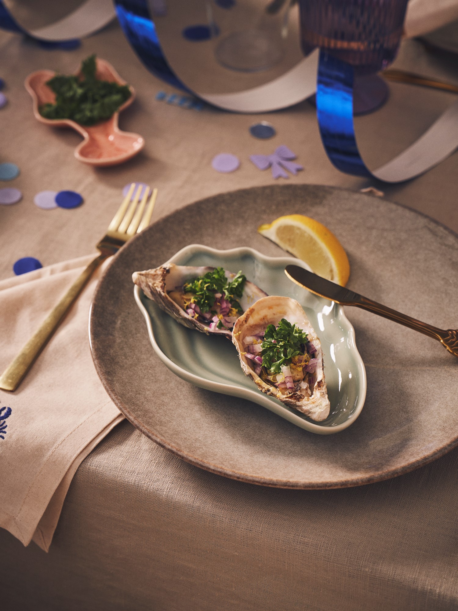 Oyster-shaped dish Stoneware. 13.2 x 18.2 cm.