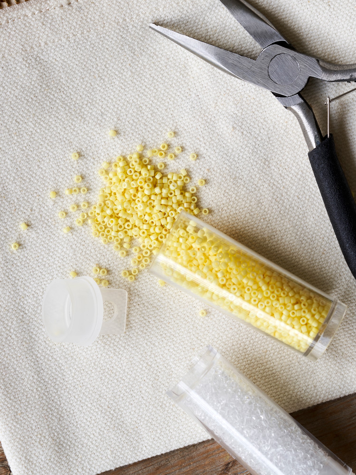 Beads Glass. 1.6 mm. 10 g.