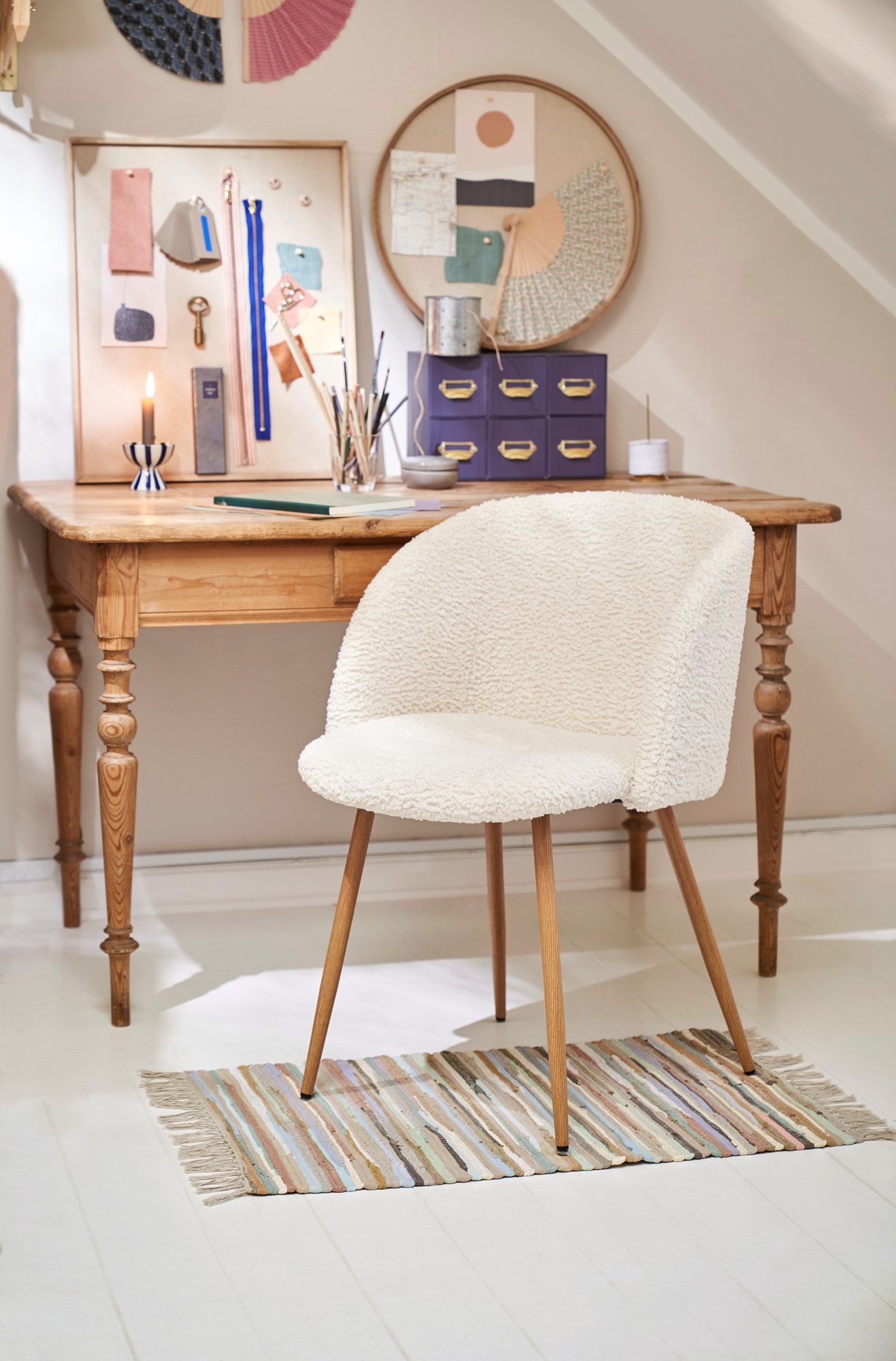 Chair with teddy fabric Polyester/polyurethane/steel. 54 x 47 x 81 cm.