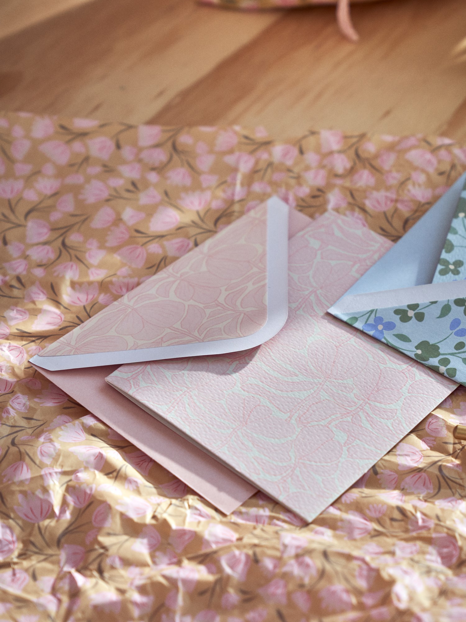 Card with envelope Paper. 11.4 x 16.2 cm.