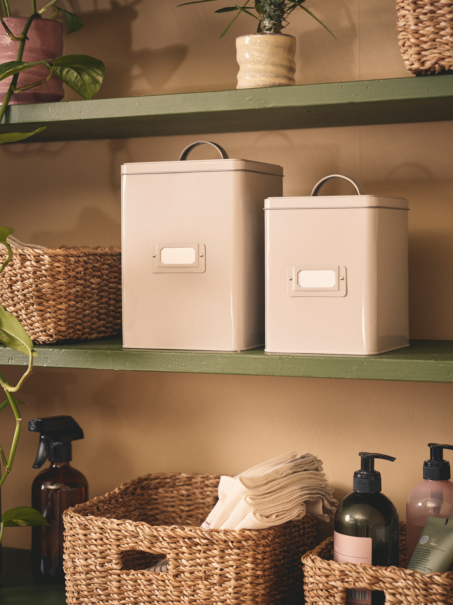 Metal storage box 15.2 x 15.2 x 23.5 cm.