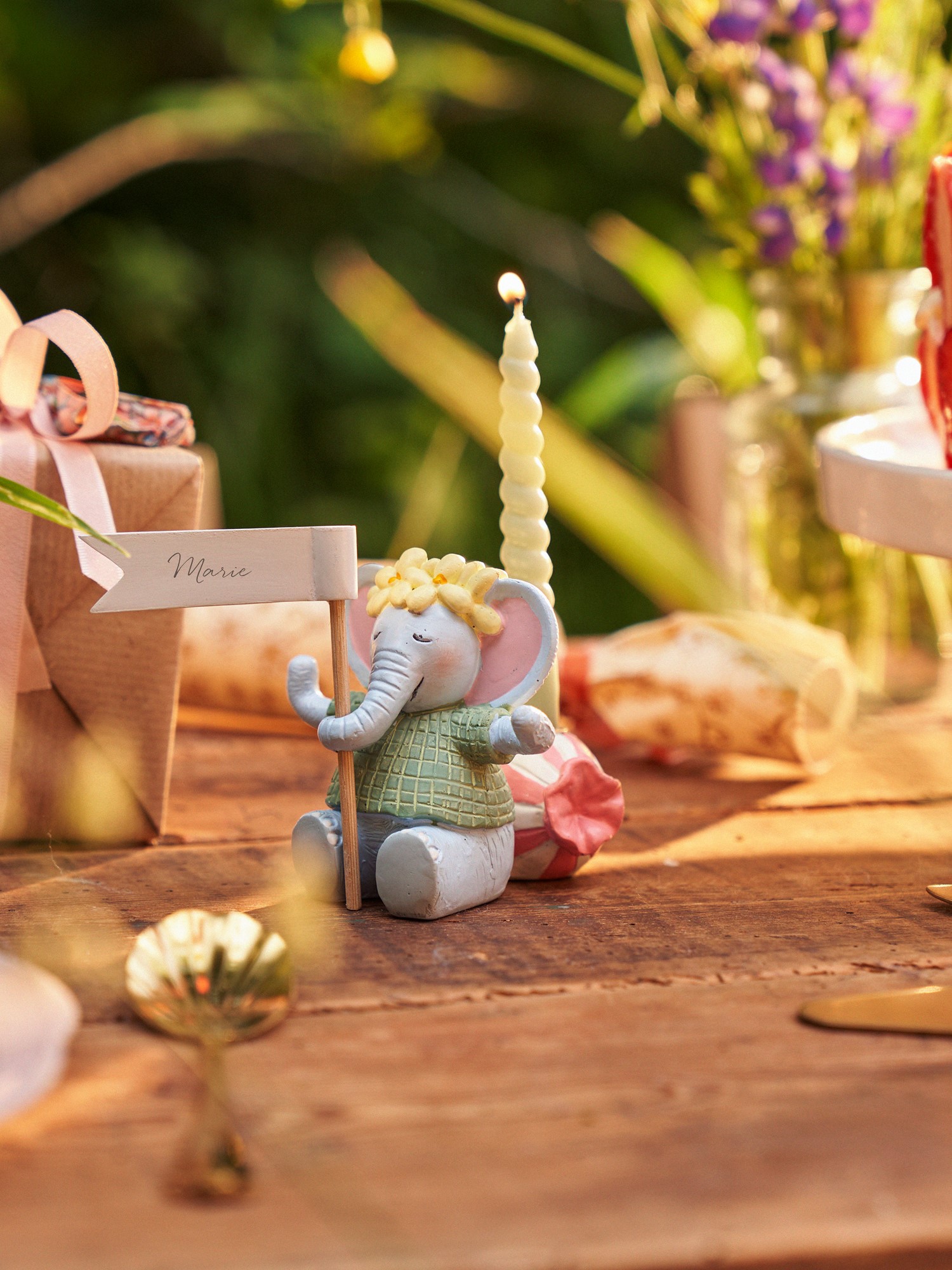 Birthday figurine candleholder 7 x 7.3 x 8.3 cm.