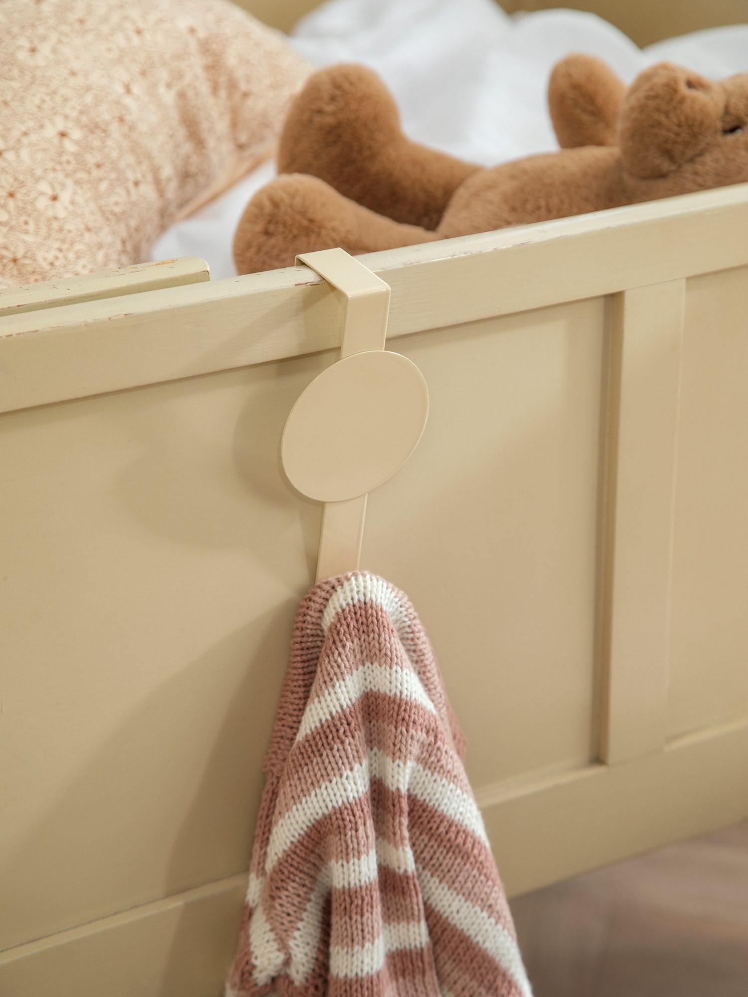 Over-the-door hook Iron. 15.5 x 7.5 cm.