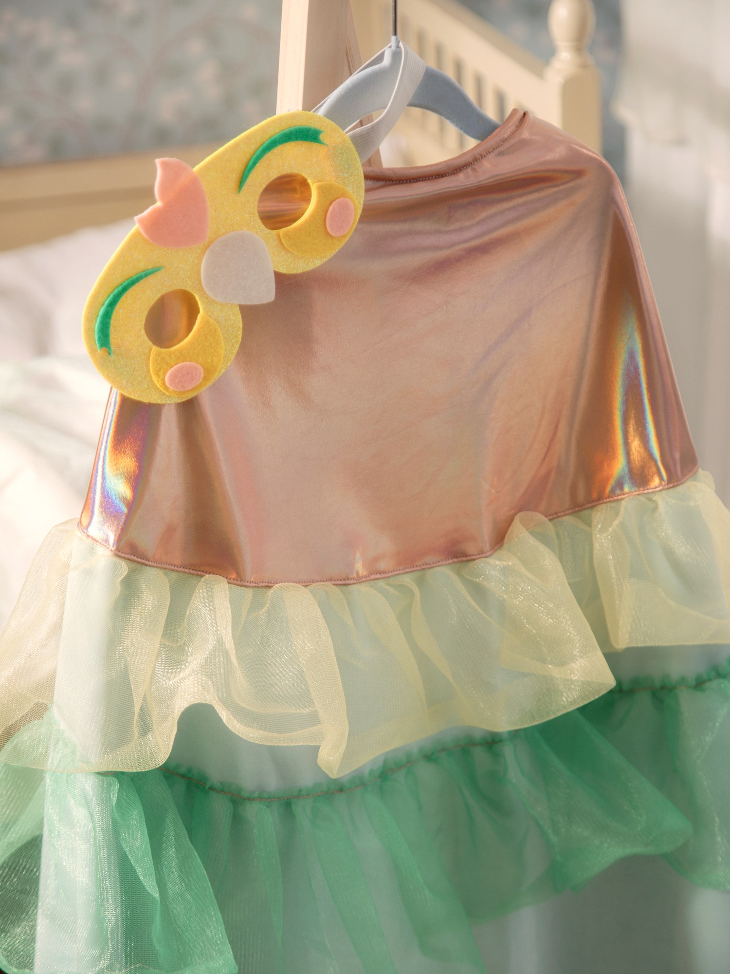 Dress-up cape parrot