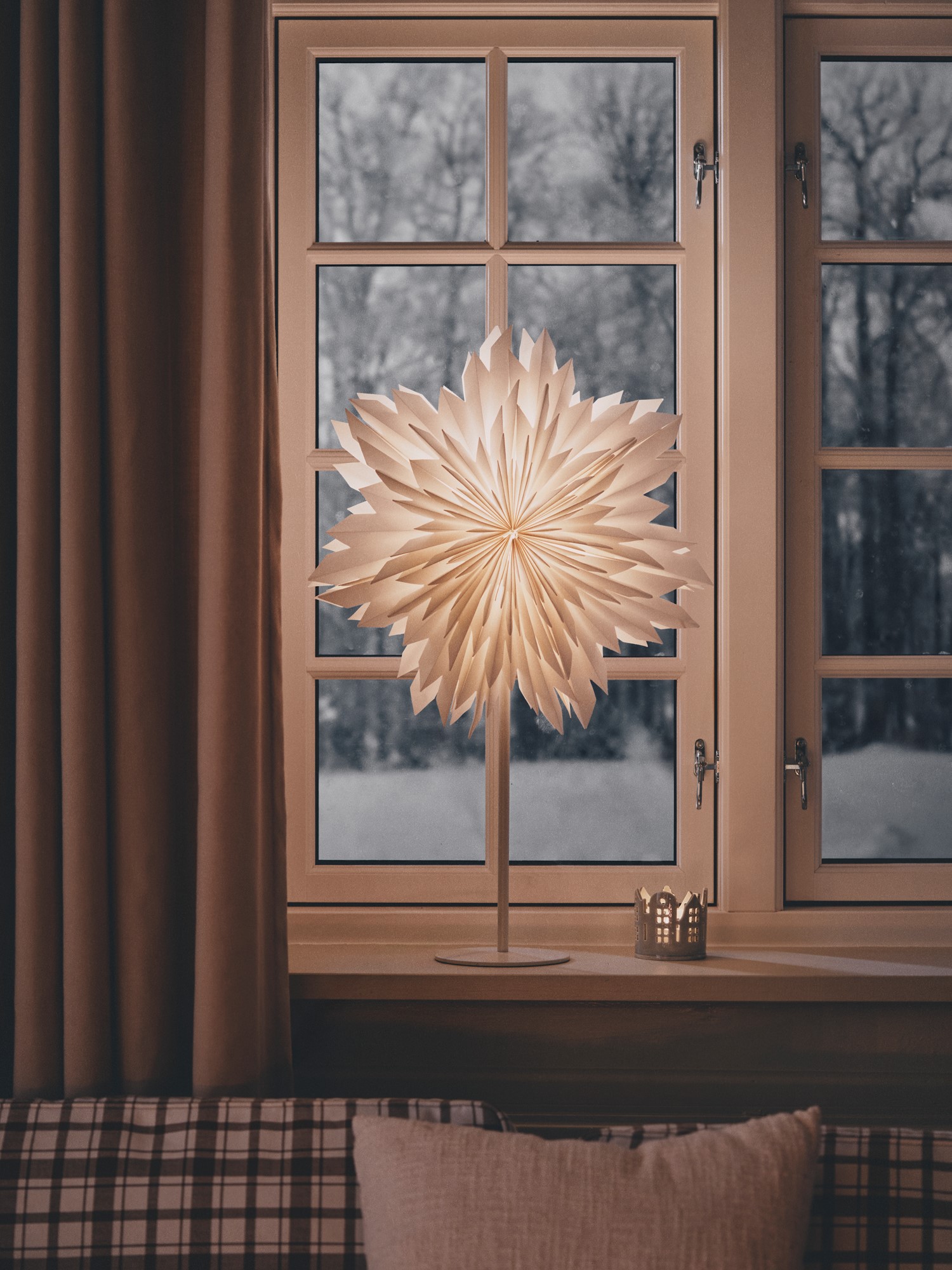 Snowflake lamp Paper/metal. Ø40 x 62 cm.