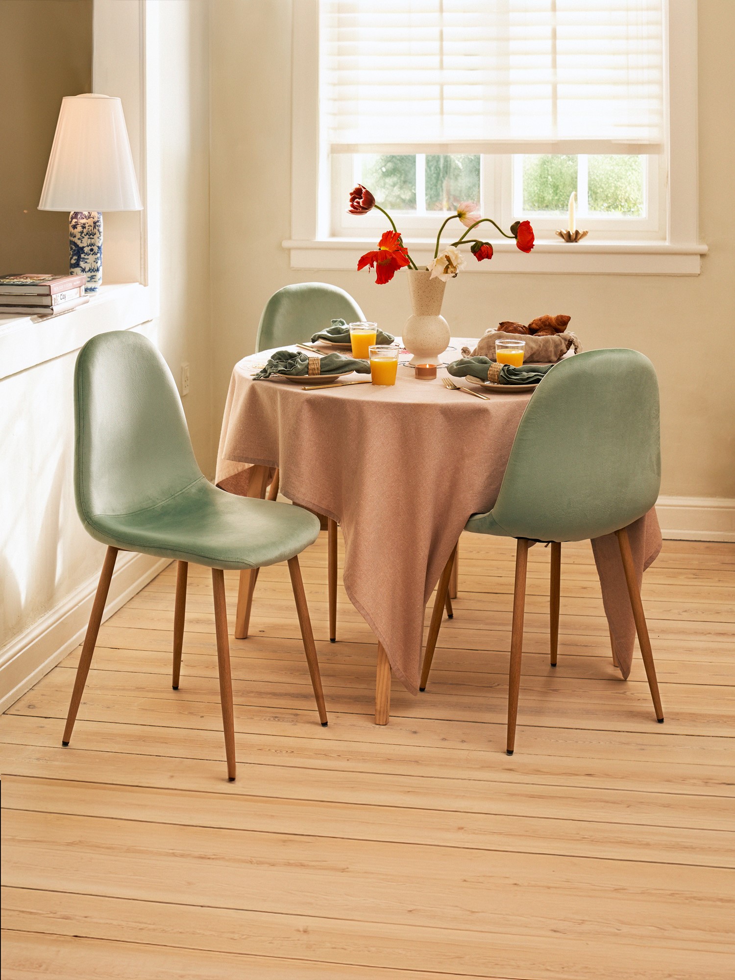 Velvet chair Polyester/iron/poplar wood/foam. 40,5 x 44,5 x 89 cm.