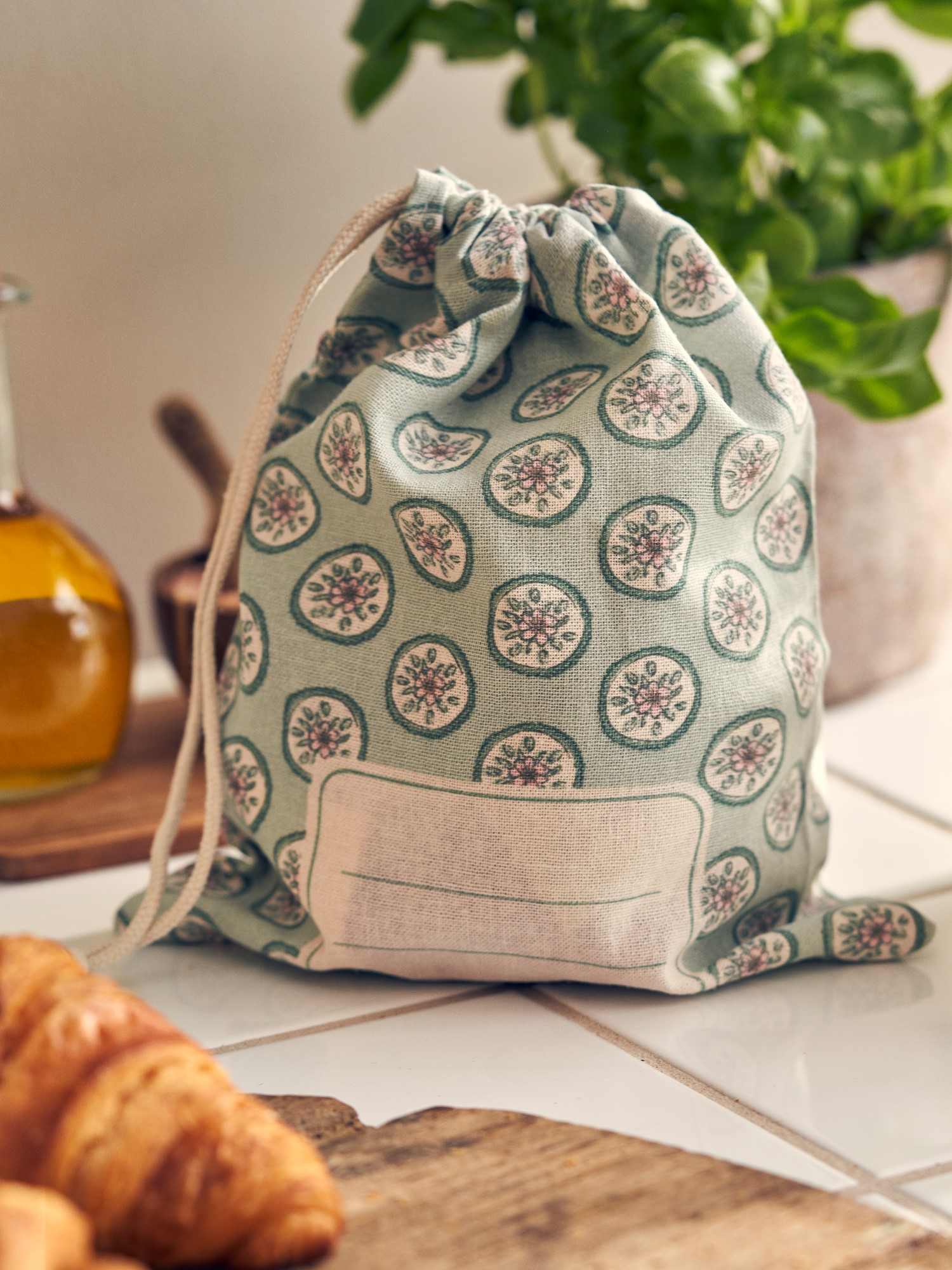 Pouch with label Cotton. 25 x 20 cm.