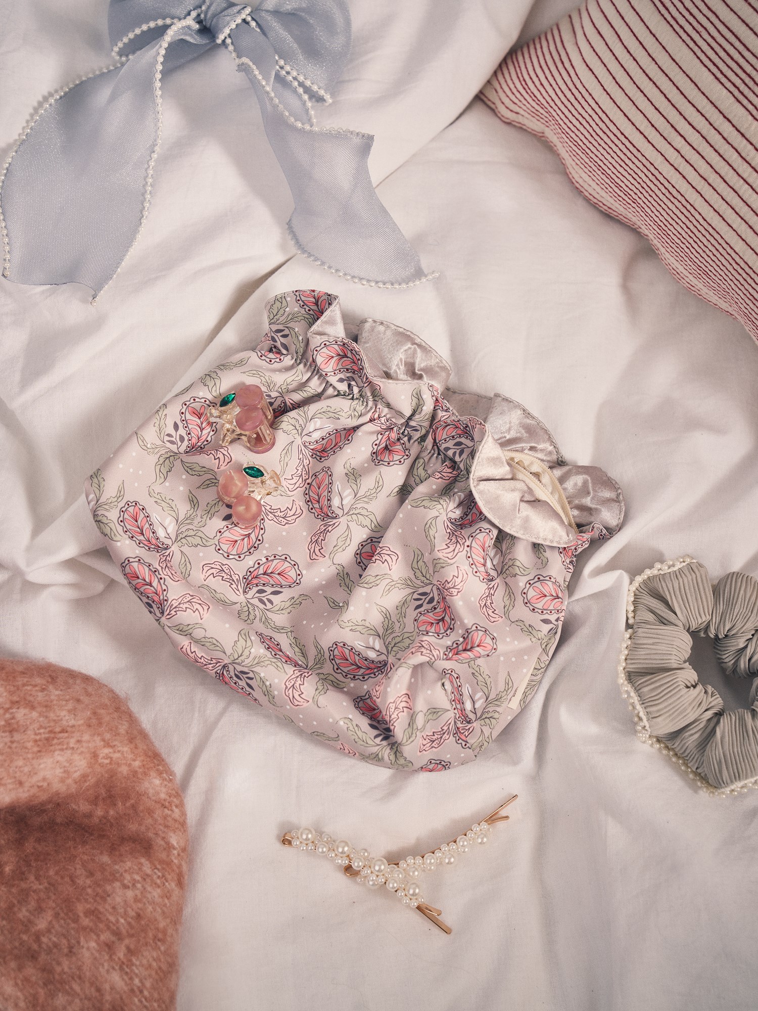 Bag 21 x 11 x 14 cm.