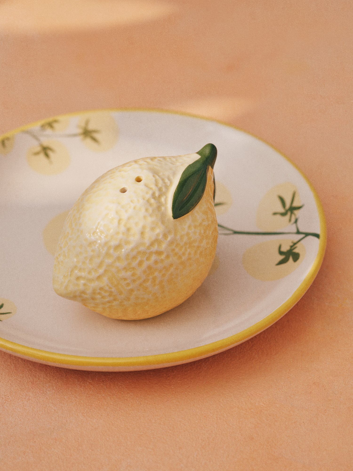 Salt shaker Stoneware. 7.5 x 5.5 cm.