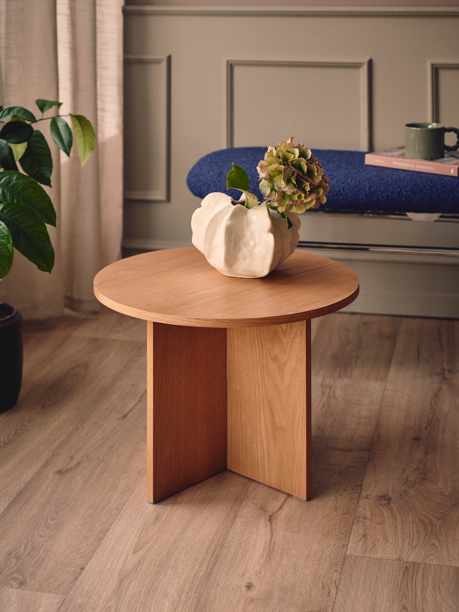 Side table MDF/oak veneer. Ø50 x 35 cm.