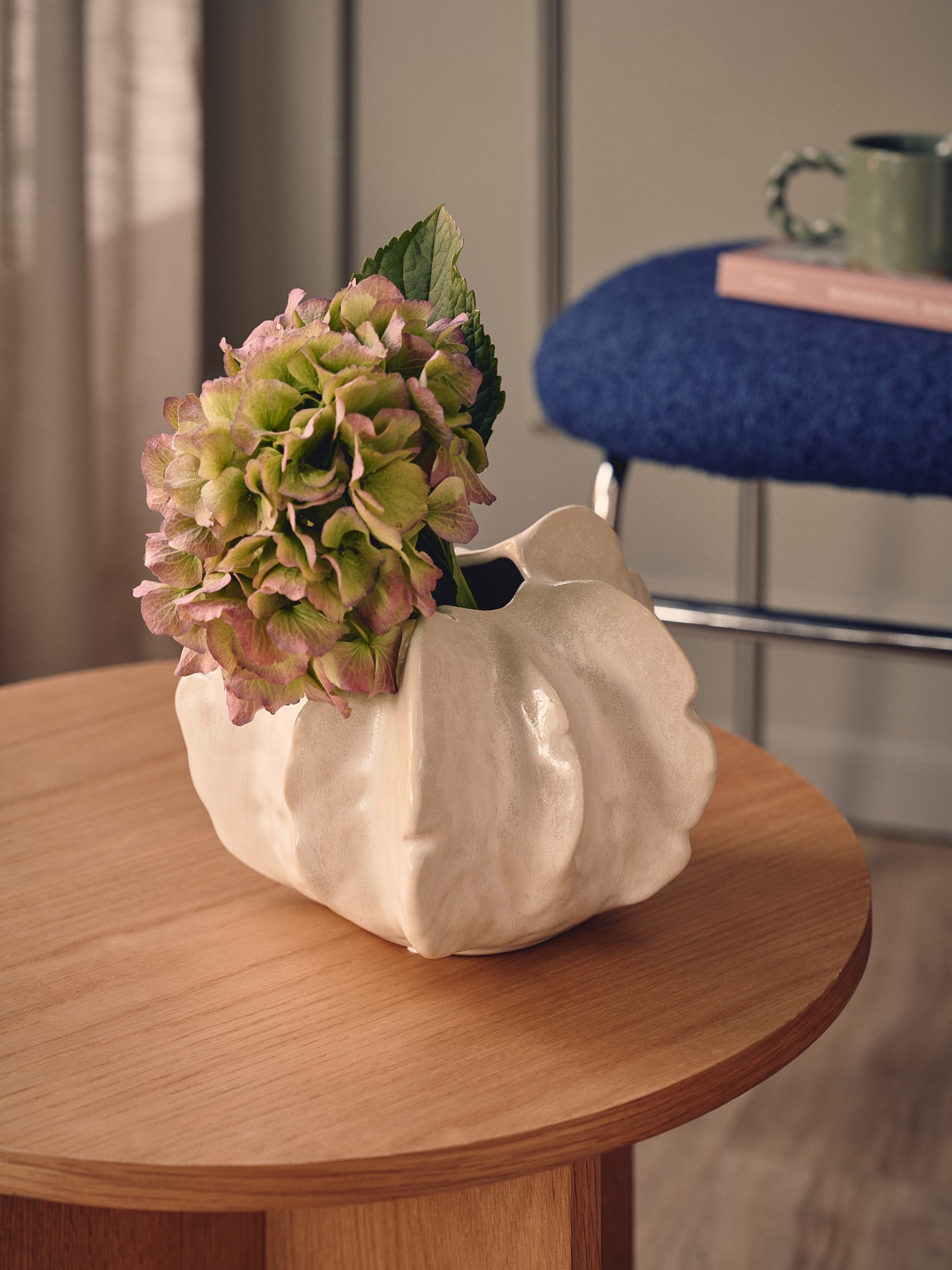 Vase Ceramic. 22 x 22 x 15 cm.