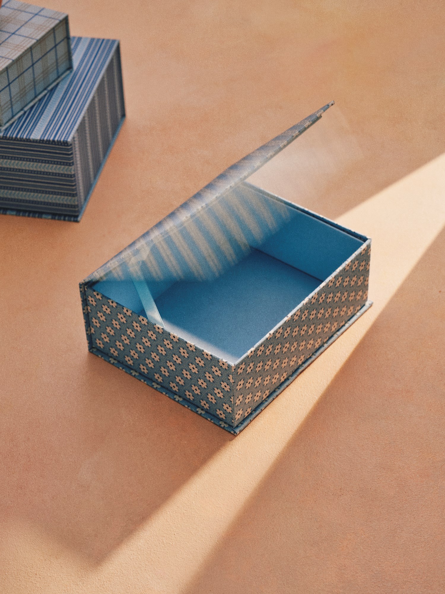 Storage box 19.5 x 16 x 7.5 cm.