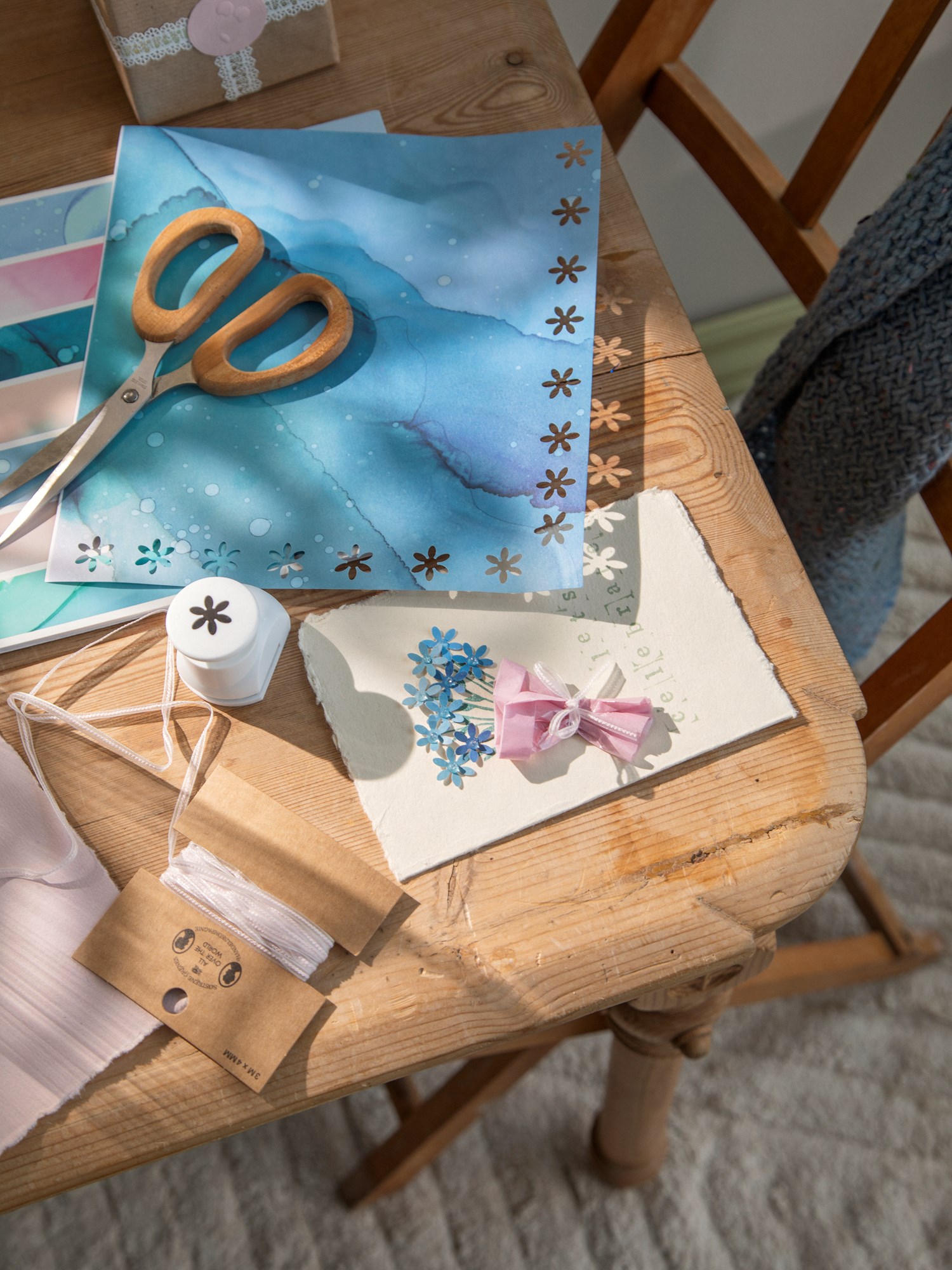 Design paper 20.3 x 21.6 cm. 21 sheets.