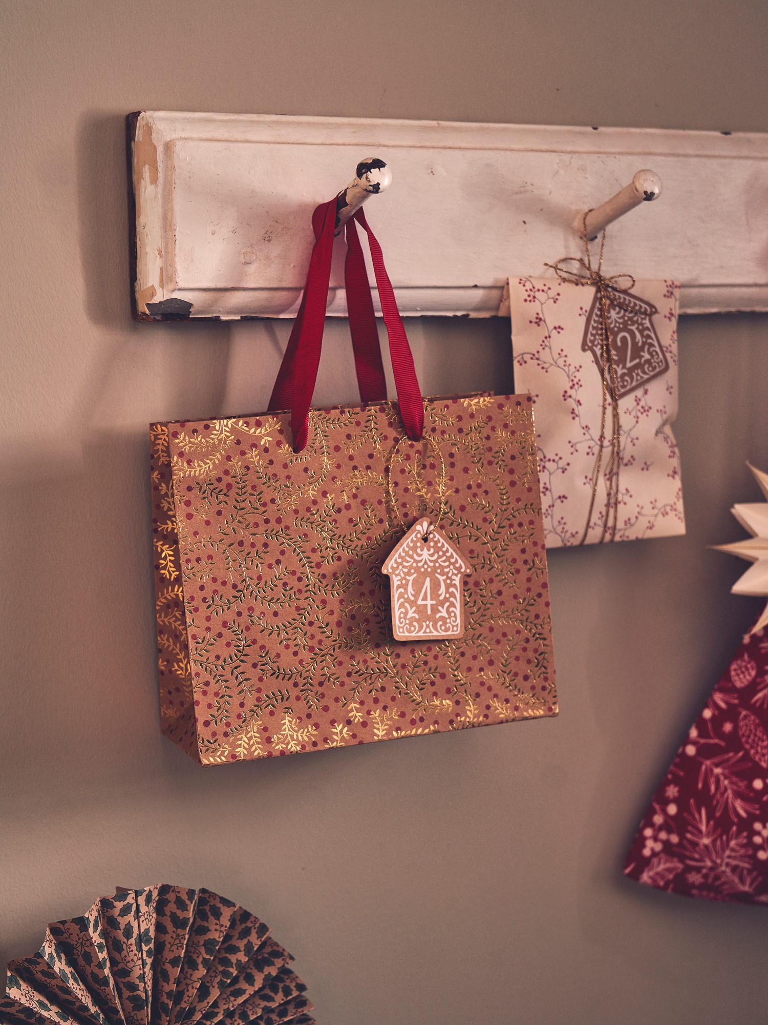 Gift bag Paper. 21 x 18 x 8 cm.