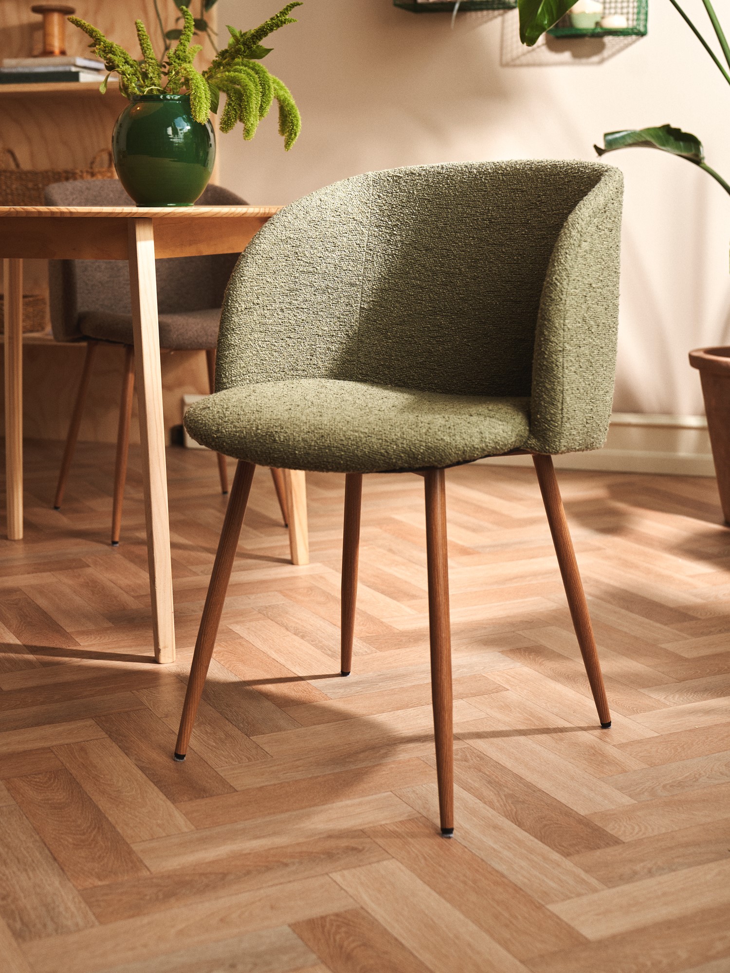 Chair with bouclé fabric Iron/polyester/polyurethane. 50 x 42,5 x 81 cm.