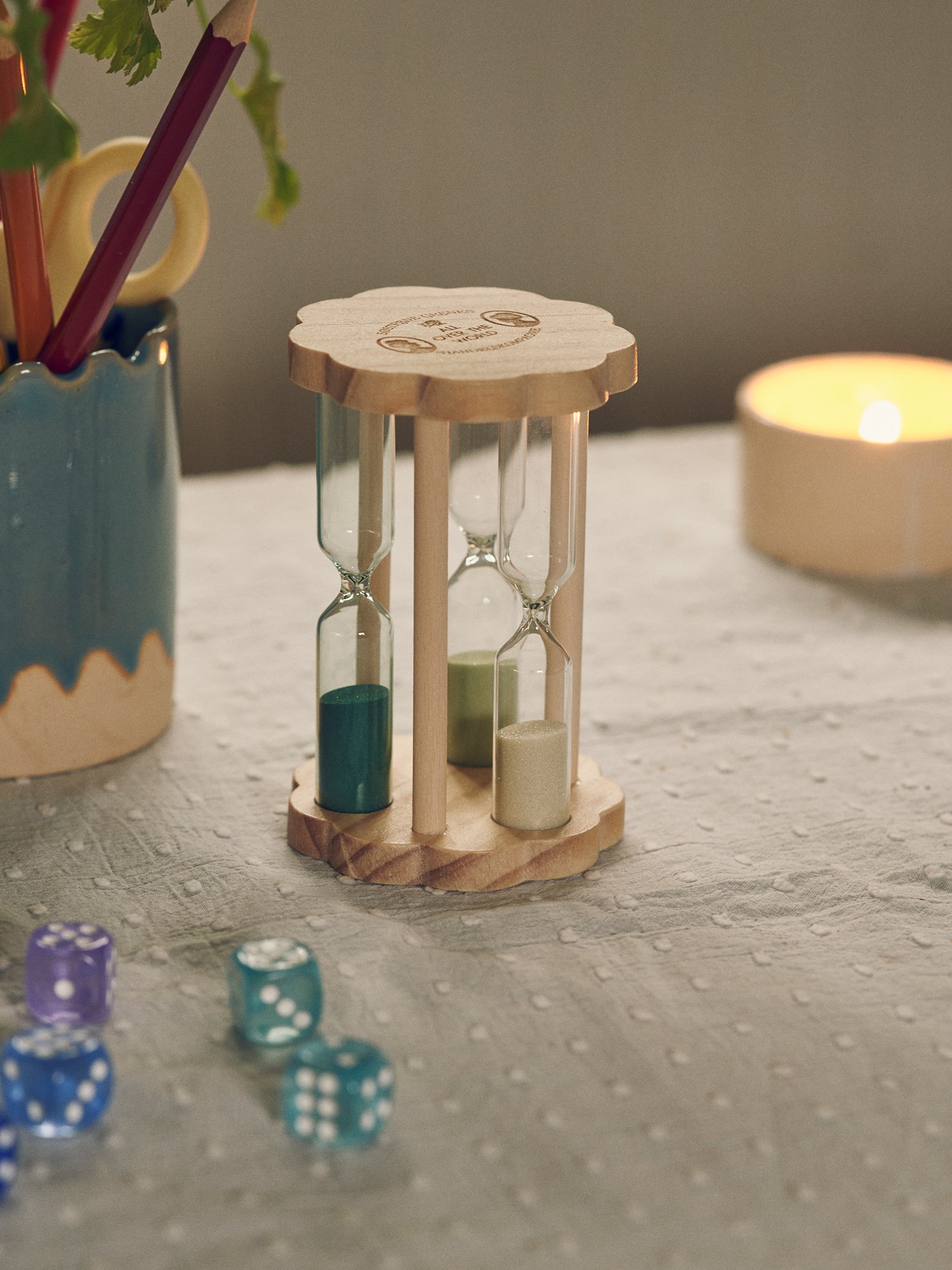 Tea timer Pinewood/schima superba/glass. 9.4 cm.