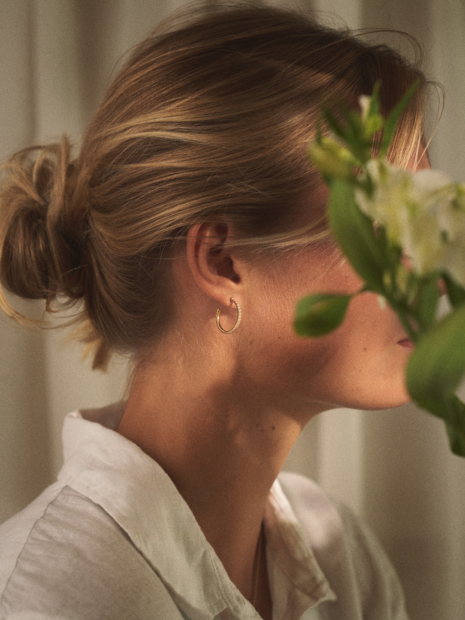 Crown hoops 14k gold-plated stainless steel/cubic zirkonia. Ø20 mm.