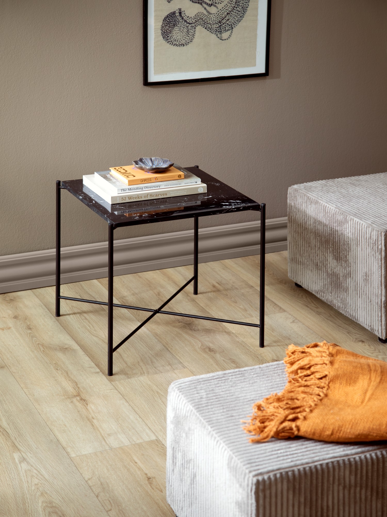 Side table Marble/iron. 40 x 40 x 40 cm.