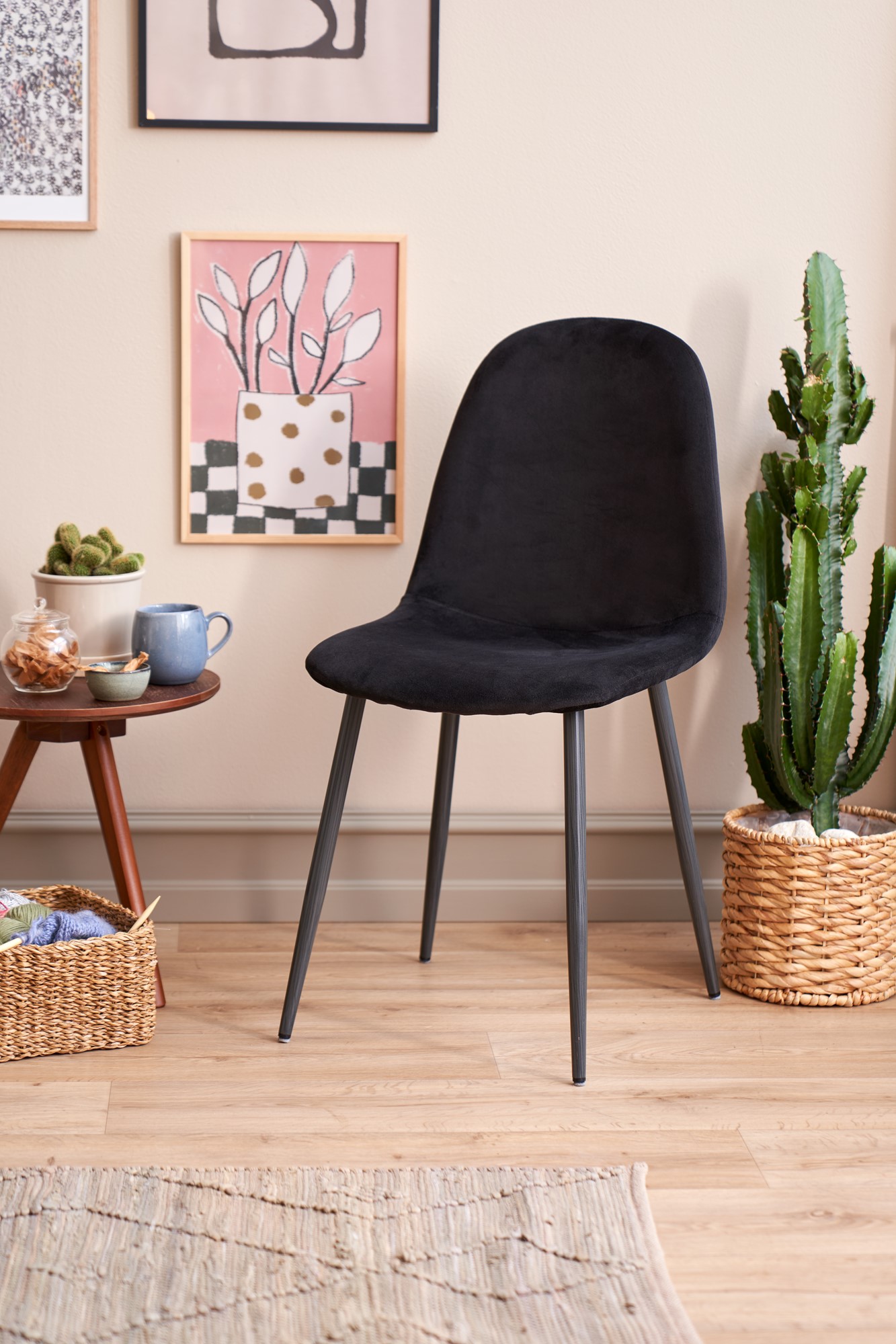 Velvet chair Polyester/iron/poplar wood/foam. 40,5 x 44,5 x 89 cm.