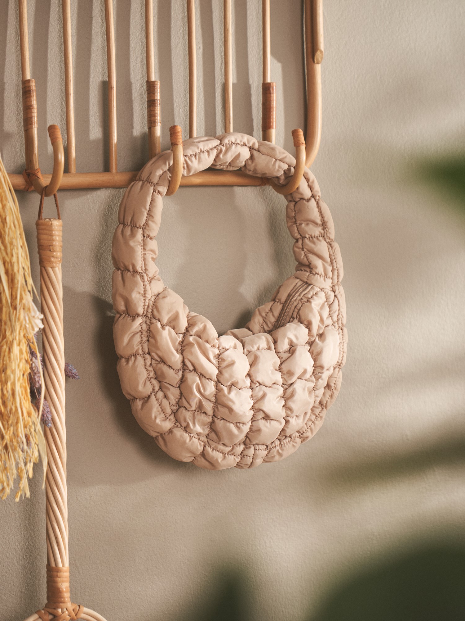 Handbag 28 x 20 x 8.5 cm.