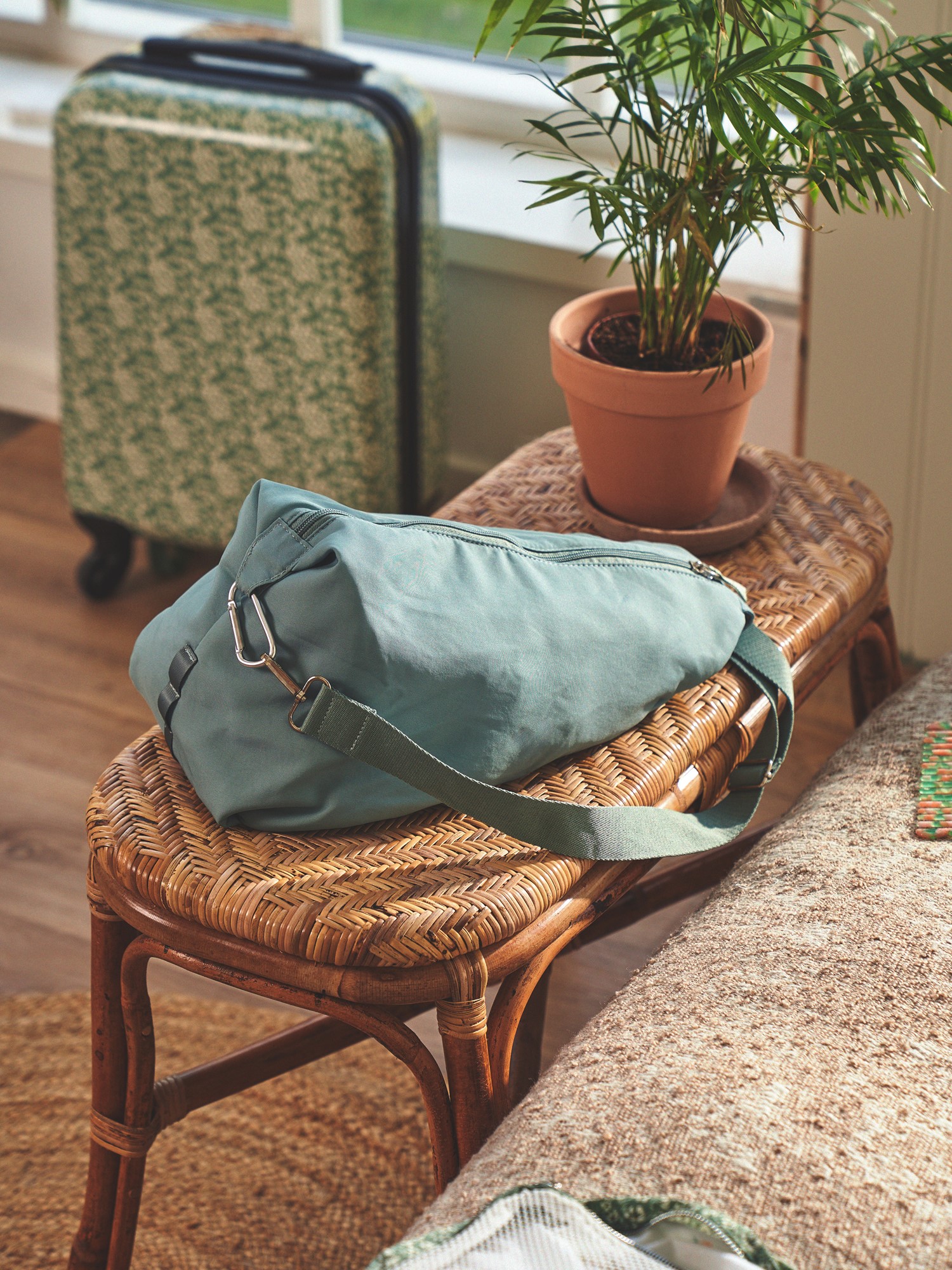 Sling bag 24 x 41 cm.